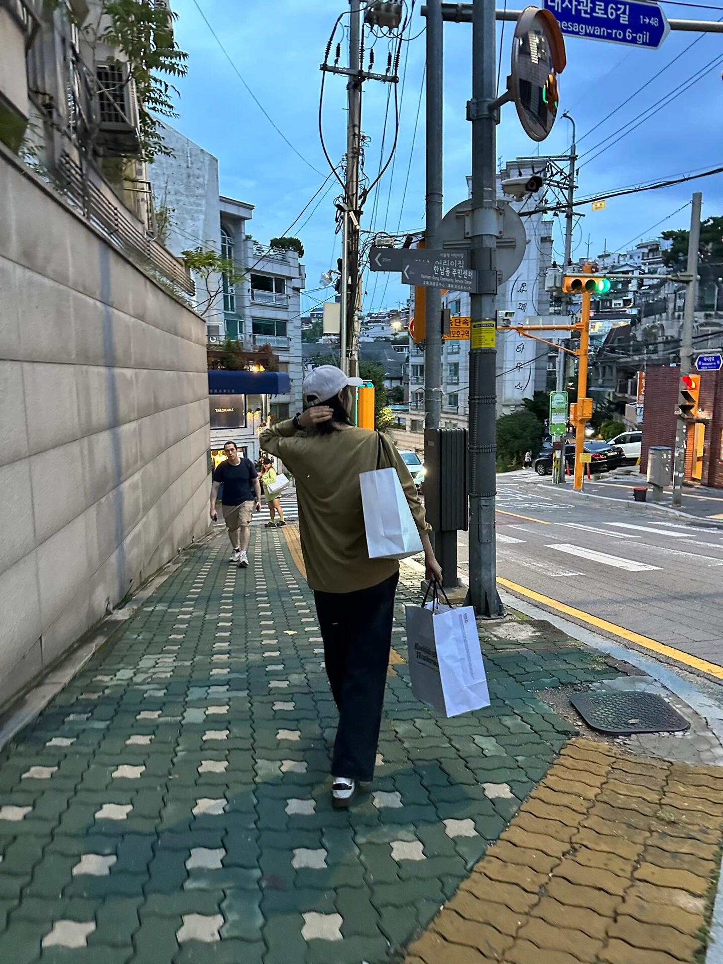 
                        來首爾三天了…仿佛來了三年天天逛到半夜，無限延長了時間…真的可以進化掉睡眠！??漢南洞和東大門真的太好逛了！???東大門推薦只逛apm place和apm luxe，款式相對年輕，質量較好，其他的商場里的衣服質量真的和拼多多差不多，不建議浪費時間！?推薦大家換季打折的時候來逛，sale的貨架上可以只拿一件，并且還很合適，這次買了好幾條牛仔褲都是1w-2w！超合適～襯衫和長袖T恤也是1w，買完第二天立馬穿上。place負一層有一家帽子店，版型超級好，我這個大頭大臉終于買到合適的帽子??并且還只要9k。還有luxe旁邊最大的飾品店nyu nyu，一共三層，款式齊全，滿3w韓元還可以退稅。純銀小鏈子大多不超過2W，樣子都很好看，甚至看到了很多阿吉豆同款！一下子不想再在國內買了！漢南洞全是韓國本土品牌和潮牌，隨便哪一家都能買到心儀的東西，emis的帽子和小包真的很不錯，ept的鞋子軟到上腳就不想脫掉，但是很多款式容易缺貨斷碼，碰運氣買喜歡的。kijun最近在打折，衛衣毛衣5-9折，真的很不錯～明天去釜山了，回首爾的時候再去這兩天沒逛到的店。#首爾探店 #漢南洞 #emis帽子 #ept鞋 #東大門購物 #韓國潮牌