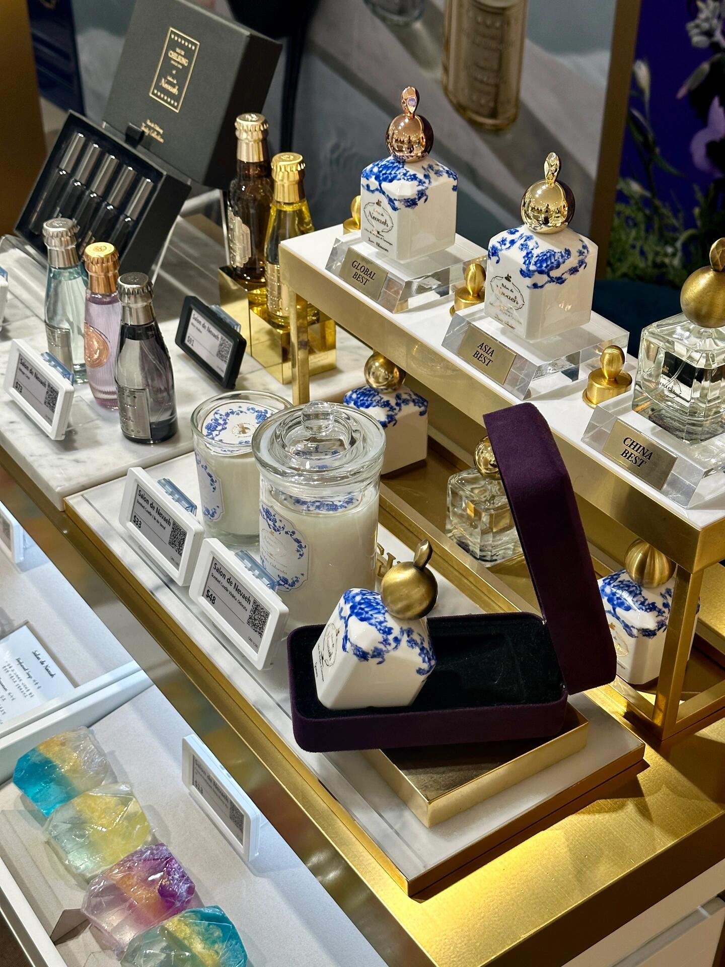 
                        探索韓國小眾香水品牌Salon de Nevaeh?大家好??！今天要和大家分享我超級喜歡的一款小眾香水——Salon de Nevaeh的七星之香??。這款香水不僅香味獨特迷人，而且包裝設計超級有創意，真的是視覺和嗅覺的雙重享受！如果你也是香水愛好者，不妨去韓國樂天免稅店的11樓看看哦！那里有很多不同的小眾品牌可以選擇，絕對能找到你的心頭好??。#韓國香水 #韓國旅行 #明洞 #小眾香水