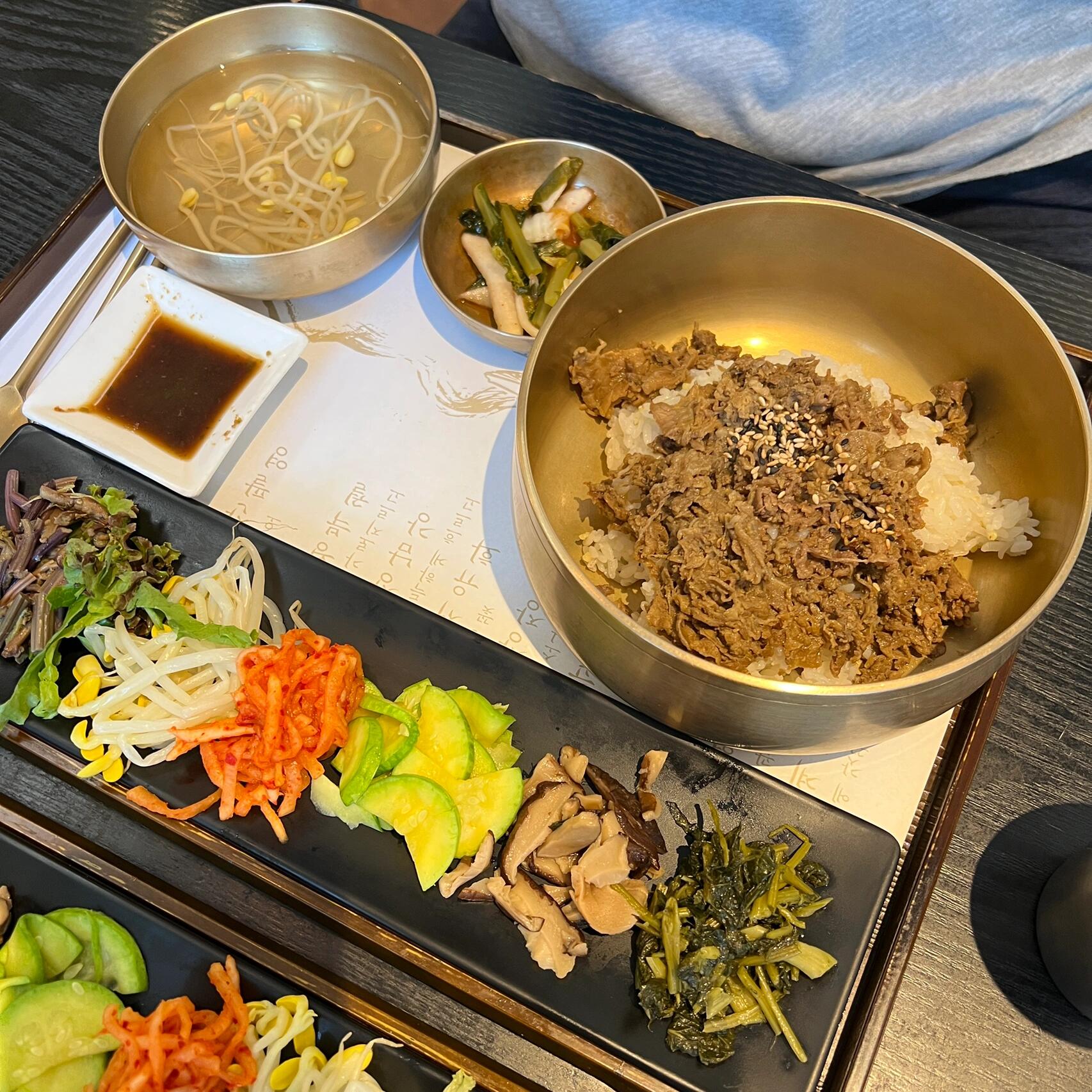 
                        ????南山塔 // 米其林拌飯店?? ?????? ?? ?? ???20? 71 1?南山塔下的米其林拌飯店，我們分別點了生牛肉和???。個人口味覺得???會更好吃一點。不過，拌飯整體味道就普通吧，雖然是米其林，但沒有特別驚艷。價格方面也確實比其他拌飯要貴一些????。但是！！他們的海鮮韭菜餅非常好吃！很厚的一張，里面全是韭菜和章魚，用料真的很足。看看圖片就知道了，面粉含量挺低，真的很真材實料。是我目前吃過最好吃的韭菜餅了，會沖著這餅回訪的哈哈哈。如果是想去南山塔的姐妹們，上去前在這里吃個飯也是不錯的選擇哦！#首爾探店 #首爾美食 #首爾南山塔 #明洞美食