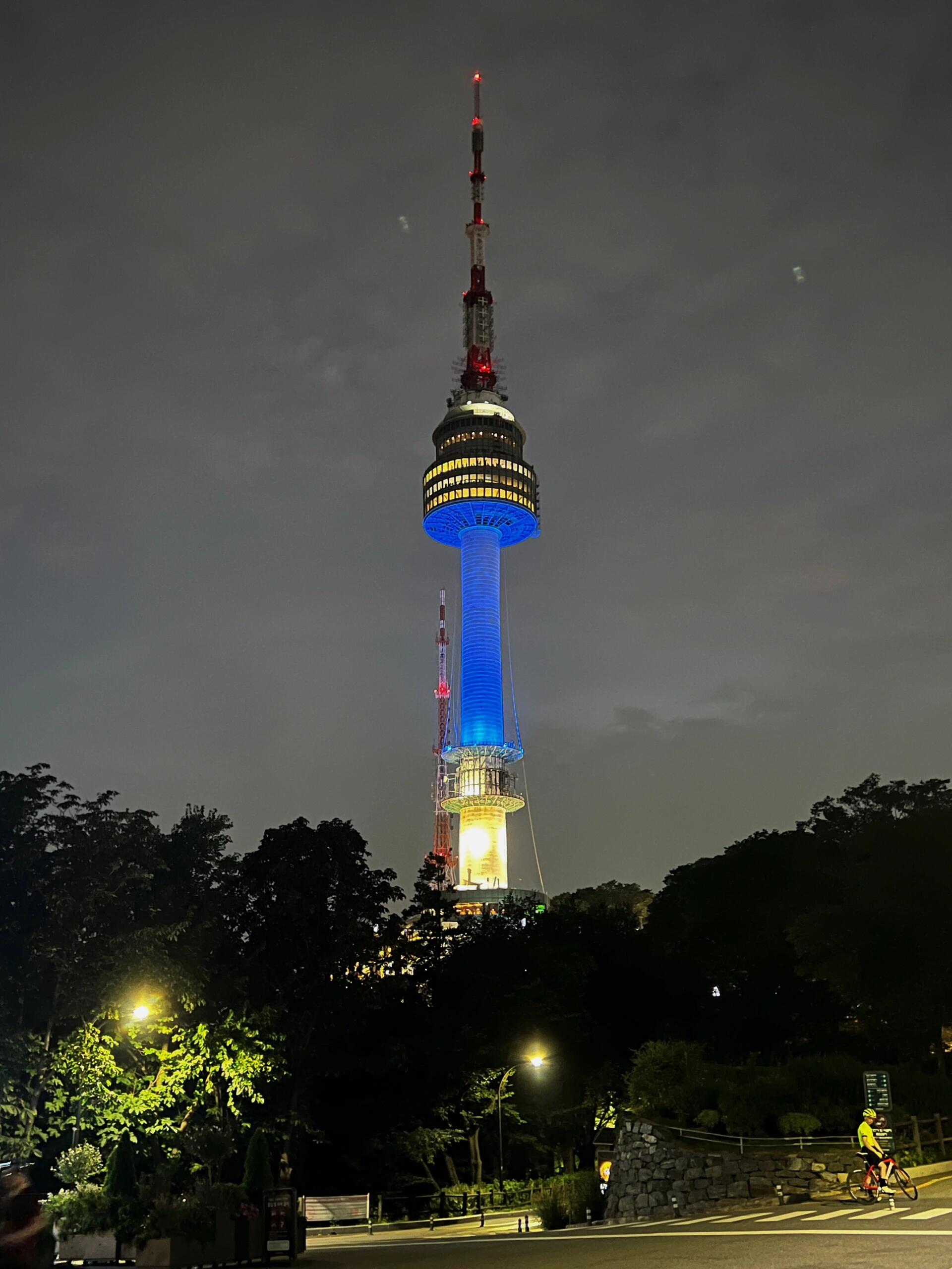 
                        首爾的夏天 黃昏與夜晚一路從南山公園走上去?????♀?小心自助販賣機殺手，在你很渴的時候吞了你的??但不給你水的那種??#首爾南山塔 #首爾日落 #首爾夜景 #夜景 #首爾旅行 #首爾 #手機攝影