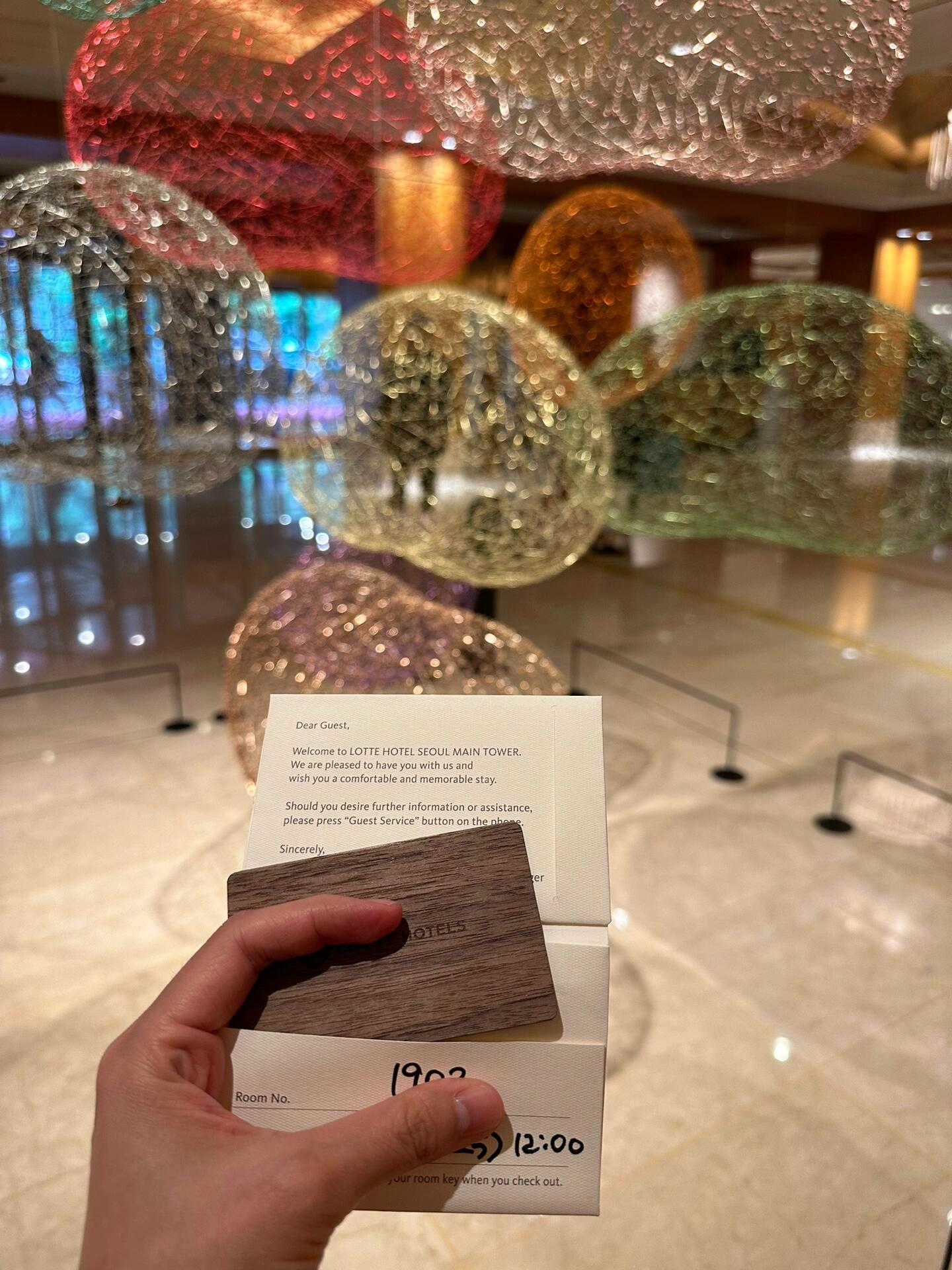 
                        明洞樂天世界美食攻略在Booking上預定的明洞樂天酒店，簡直是為了方便而生！從地下一層就可以直達樂天百貨免稅店，還能直接通往地鐵站，特別適合雨季出行，簡直不要太貼心啦！???三年沒來這里，地下一層的美食幾乎都換了一遍。這次發現了一家新開的豬排飯店，真的超級推薦！搭配芥末一起吃，一點都不膩，都是現炸的，厚度剛剛好，咬一口就會爆汁，太滿足了！??還有新增的回轉壽司，飯點過來必排隊，但不用等太久。食材非常新鮮，都是小哥哥現做的，還有免費的味增湯可以無限續杯哦！??甜點也一定要嘗試一下，即使是盲選也不會出錯。我隨便選了一個，層次分明，不膩不甜，搭配一杯冰咖啡，簡直完美！???超市里的零食和地鐵站里的便利店也不要錯過！圖5里的冰淇淋杯，我之前看到很多人都沒買到，我就是在地鐵站的便利店買到的，超幸運！??#明洞美食 #首爾旅行 #首爾 #首爾 #樂天世界 #韓國明洞樂天免稅店 #韓國樂天免稅店明洞總店 #樂天世界