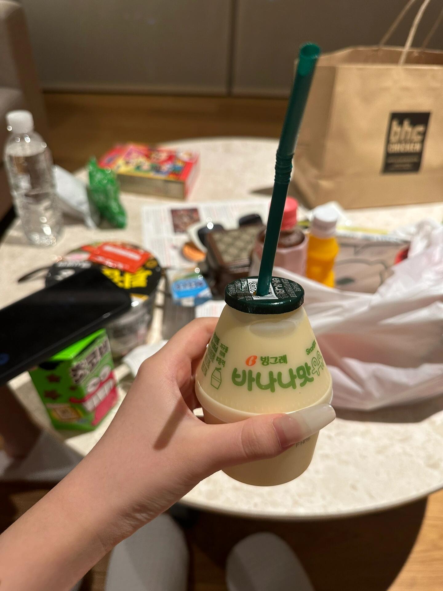 
                        濟州島｜西歸浦黑沙灘，雖然走得很累而且全是超大的蟲子??，但真的很美。橘子??咖啡店，里面幾乎全是中國人。感覺濟州島的網紅咖啡店大部分都是中國人在打卡。晚上點了BHC的炸雞，超好吃??……#濟州島 #西歸浦 #濟州島咖啡店 #韓國旅行 #美食推薦 #網紅打卡