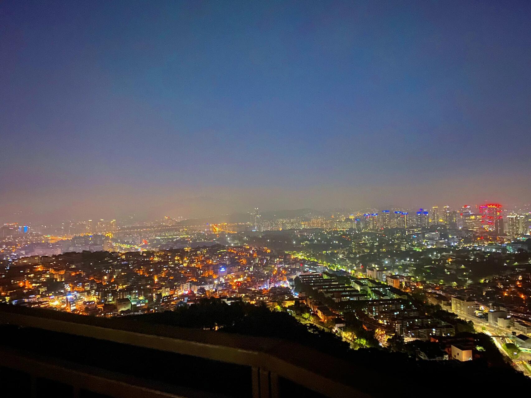 
                        南山 ～夜景??感謝靈魂拍照大師，哈哈哈??#首爾南山塔 #韓國旅游 #夜景 #打卡圣地 #旅行攝影