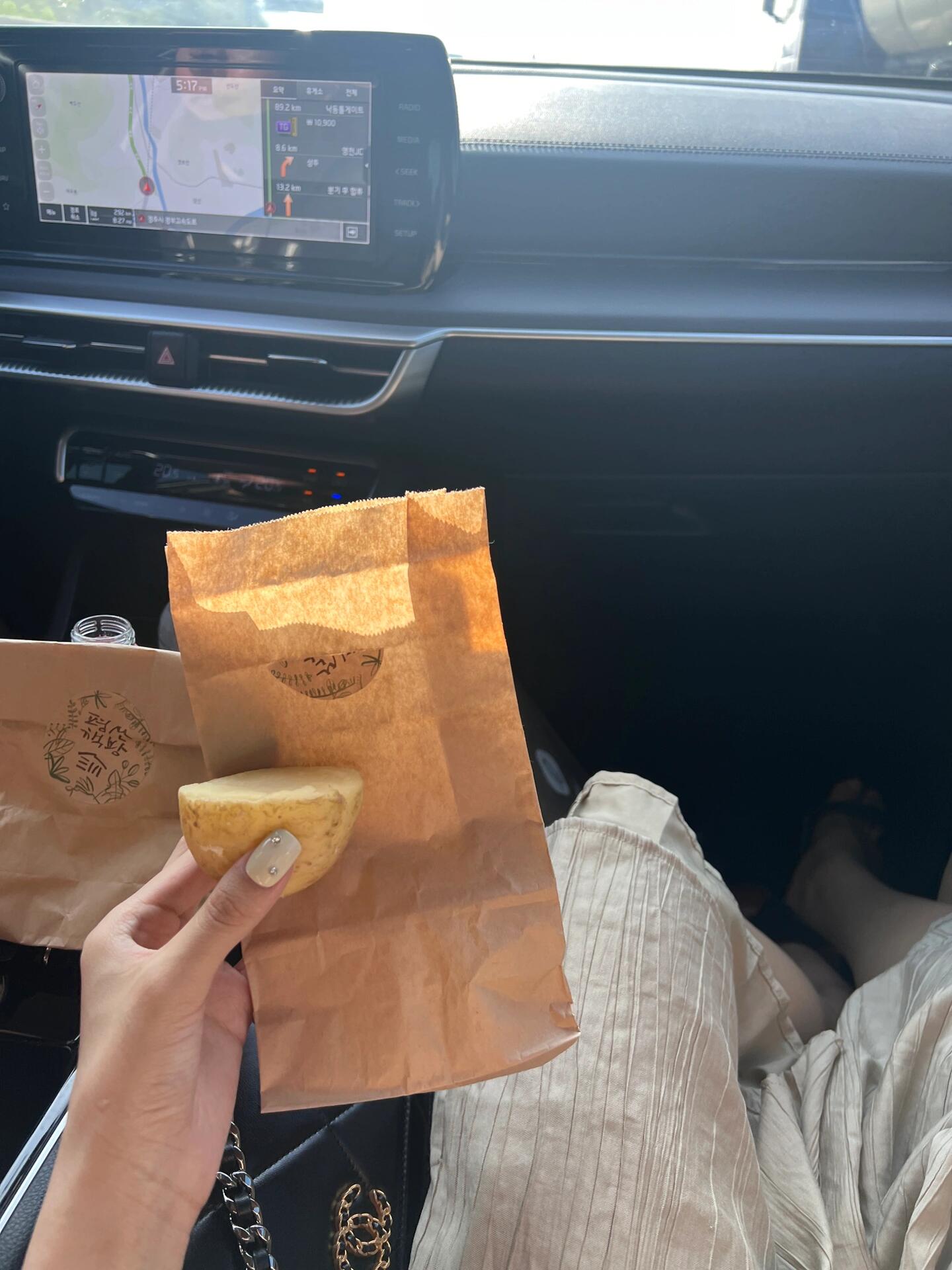 
                        見到????前總統文在寅啦！?周末的小確幸，竟然遇到了前總統文在寅！?? 我們是周六清晨從首爾出發，下午兩點多抵達目的地。文總統已經在書店內等候，我們正好加入了排隊的隊伍。??想要避開人潮，建議周末早點出門，別忘了周一是休息日哦！??遇見文總統，感覺他真的超級親民和友好，尤其對我們中國朋友！???? 我跟他打了個招呼，他還特別熱情地詢問我是哪個學校的。??小貼士：想要拍出美美的照片，記得拉上朋友一起，因為店里的工作人員只幫忙拍3張，角度還很一般。??書店旁邊的咖啡館也很有feel，買完書后可以在院子里小憩一會兒。???? 順便說一句，買書還有贈送的小土豆哦！??#韓國 #文在寅 #文在寅書店 #周末去哪兒 #韓國總統文在寅 #韓國生活 ????????