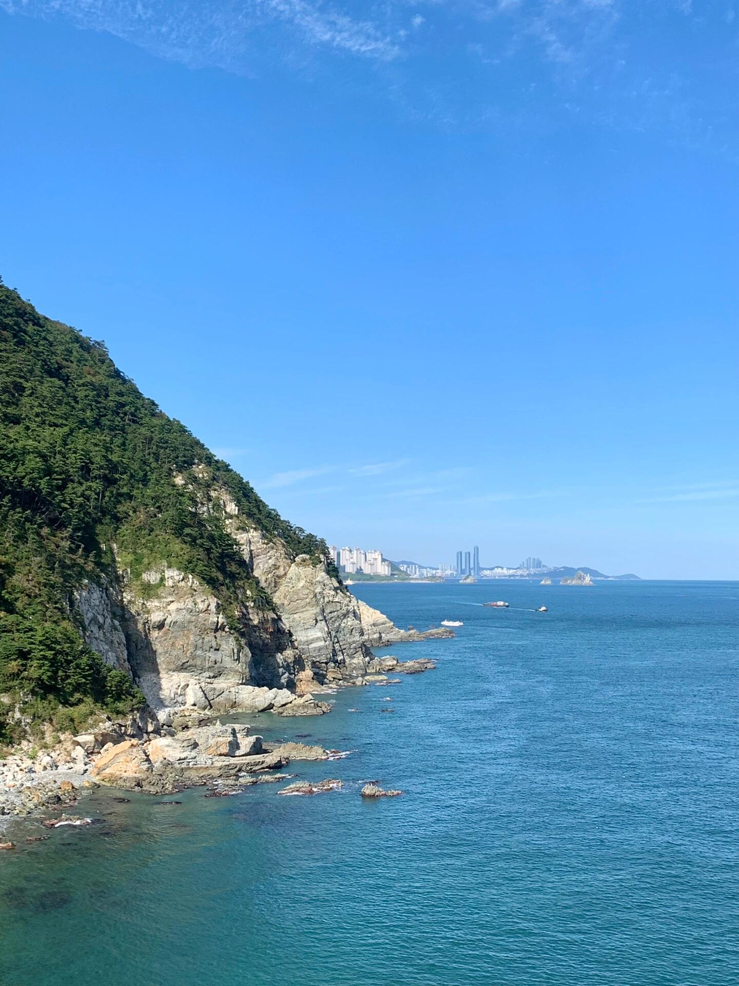
                        釜山美照大放送???#交換生 #韓國 #釜山 #釜山行 #釜山旅行 #一起去看海 #釜山海雲臺 #韓國釜山 #韓國旅行 #韓國旅游 #釜山廣安里大家好??！今天給大家帶來一波釜山的美照，讓你們感受一下韓國的魅力！????首先，我們來到了釜山的標志性景點——海雲臺！??這里的海水清澈見底，沙灘柔軟細膩，是拍照的最佳地點。不要忘了穿上你最美的衣服，來一場時尚大片的拍攝吧！????接下來是釜山廣安里，這里的夜景簡直美呆了！??燈光與海浪相互輝映，如果你是個浪漫主義者，那么這里絕對不容錯過。和心愛的人一起散步，享受浪漫時刻，是不是已經開始期待了呢？??釜山不僅有美麗的海景，還有豐富的文化和美食等你來探索。????每一次旅行都是一次新的發現，所以，下次你來韓國，別忘了把釜山加入你的行程哦！快來釜山，和我一起去看海，體驗不一樣的韓國風情吧！?????#韓國風情 #釜山美景 #海雲臺 #廣安里夜景 #釜山文化 #釜山美食 #旅行心得 #旅行攝影 #時尚旅拍 #浪漫之旅