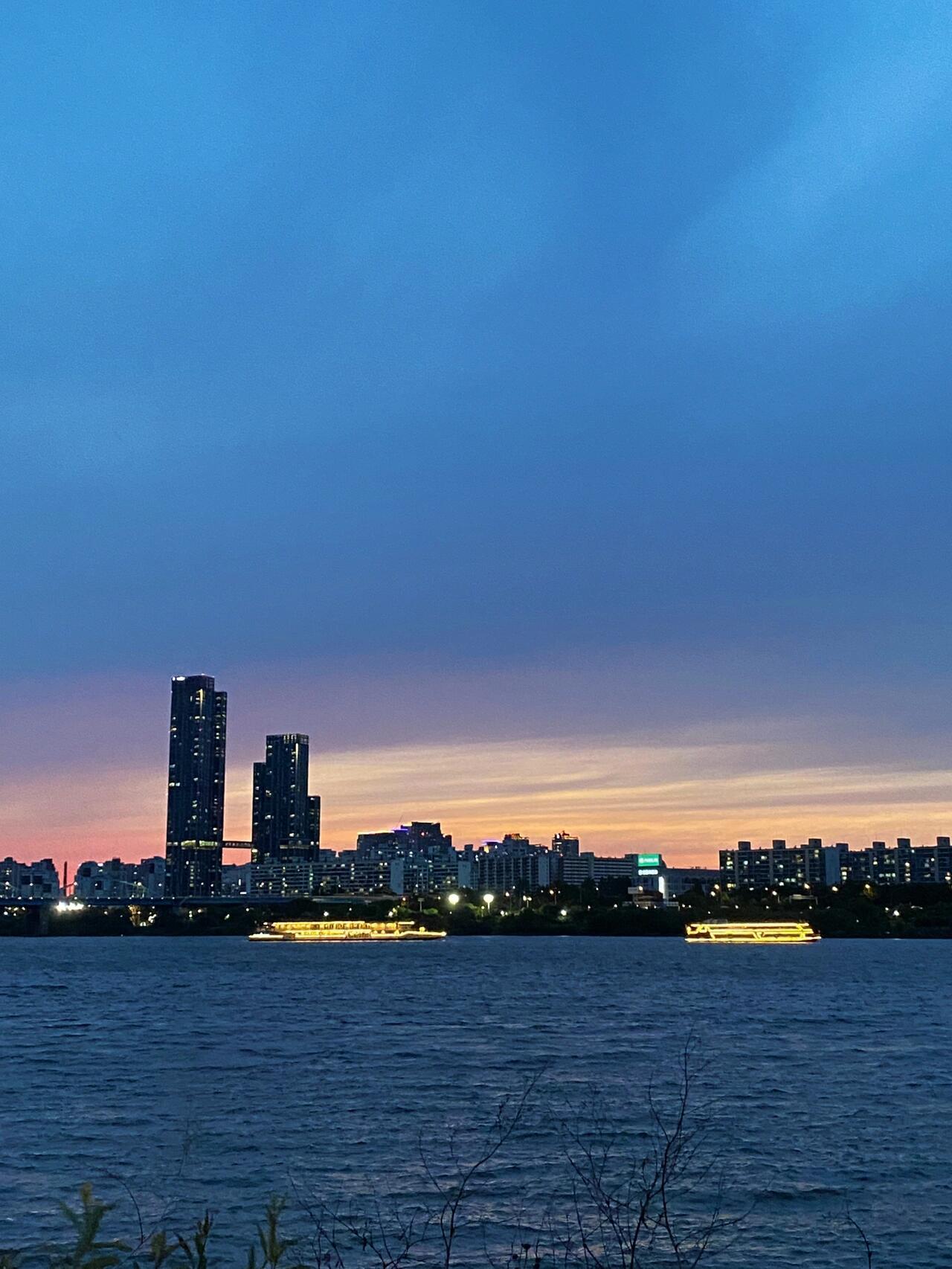 
                        首爾????｜盤浦漢江公園的絕美晚霞和夜景?雖然這次沒有看到彩虹噴泉????但是晚霞真的太壯觀太美麗了??找到了正正好好的位置，太出片了??建議平時去，周末人實在太多了，有可能連停車位都要等??。#盤浦漢江公園 #首爾漢江 #漢江 #漢江公園 #漢江夜景