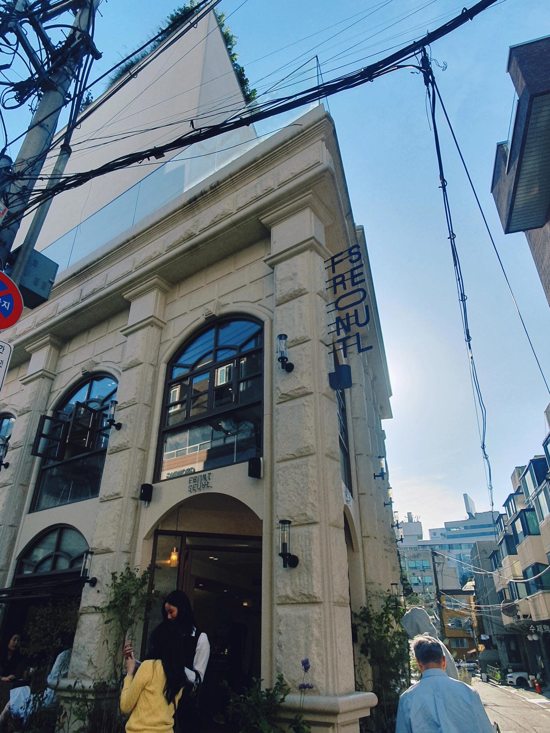 
                        ?新沙洞林蔭路不可錯過的網紅咖啡廳 Front Seoul???沉浸在浪漫法式風情中?? Front Seoul咖啡廳，三層樓的空間，白天邂逅咖啡的香氣，夜晚變身成為潮流Bar。店內環境超級贊，是你的打卡圣地！??必嘗推薦??- 香濃滑順的??????? Almond cream latte，只要9500韓幣- 清新獨特的??? ???? ??? Front signature Ade，也是9500韓幣- 甜蜜誘惑的????? banana budding cake，13000韓幣??小知識：這家咖啡廳是知名漫畫家樸泰俊的心血之作哦！??地址信息：?? ??? ????11? 29 1? FRONT SEOUL#首爾民宿 #新沙洞林蔭路 #首爾旅行 #?? #?? #???? #?? #咖啡廳推薦 #咖啡館 #韓國 #韓國咖啡廳 #韓國首爾探店 #咖啡 #咖啡拿鐵 ??????