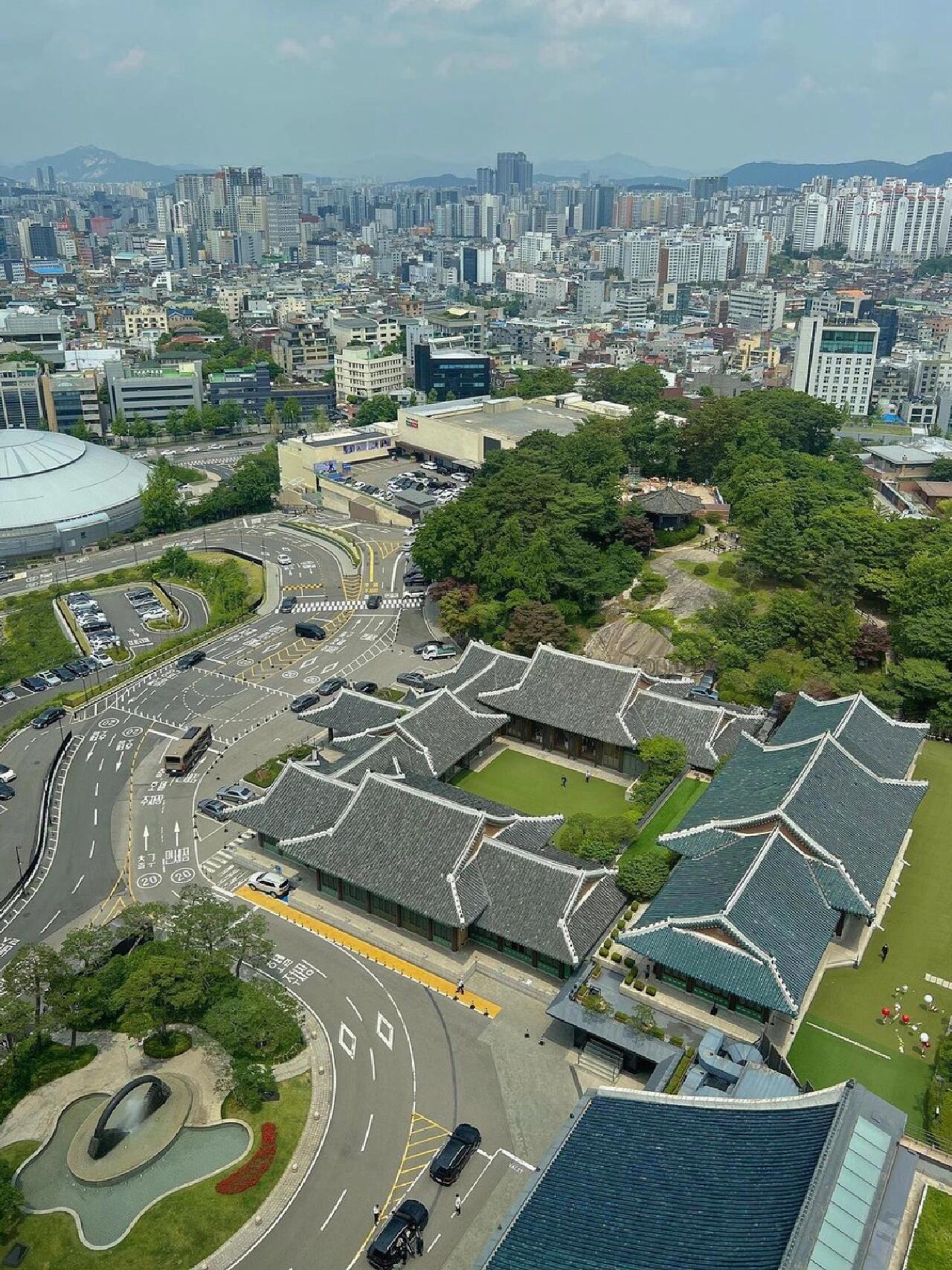 
                        明星同款??首爾新羅酒店住三付二送一百美金來咯來咯???♀?～備受關注的首爾新羅酒店它來咯??據說是一家分分鐘偶遇明星的酒店，追星族??趕緊看過來。新羅酒店的名字源自韓國古新羅王朝，這個朝代曾因其輝煌的藝術和文化而被譽為????韓國的“黃金時代”。或許是為了延續那個時代的美好，1979年開業的首爾新羅酒店也將這實至名歸的奢華?帶給了來此下榻的賓客們。一新羅酒店是首爾唯一的一家被立鼎世酒店集團（The Leading Hotels of the World）納入旗下的成員，作為全球最大的奢華酒店集團，立鼎世在全球80余個國家擁有逾400家成員酒店。“博覽臻萃、卓爾不凡”，也見證著新羅酒店的品牌精髓。—酒店擁有463間客房（含38間套房），以Timeless Modern為主題，彰顯簡約設計之美。23層頂層行政酒廊擁有絕佳視角，可眺望美如畫卷的南山和首爾市中心全景。一值得去打卡的大堂，那從天而墜的水晶??吊燈，仿佛自帶寧靜模式，整個空間倏然間安靜下來。新羅酒店的室外泳池??太過華麗麗，干脆就叫做Urban Island，作為“城市中心的休憩之島”，很多首爾當地人也喜歡來此放松??一通過我們預定??，尊享以下福利：?住3付2?免費雙人早餐?入住歡迎禮遇?免費升級房間?100??消費抵扣額度?提前入住，延遲退房—點???關注???再享粉絲折扣！教你低價入住國內外五星級奢華酒店！#首爾新羅酒店 #首爾五星級酒店 #首爾酒店 #首爾打卡 #首爾旅游 #韓國首爾酒店推薦 #首爾新羅酒店[話題]# #首爾購物 #首爾旅行 #暑假去哪兒 #發現寶藏酒店 #奢華酒店 #度假酒店 #漢江 #首爾漢江 #出國旅行