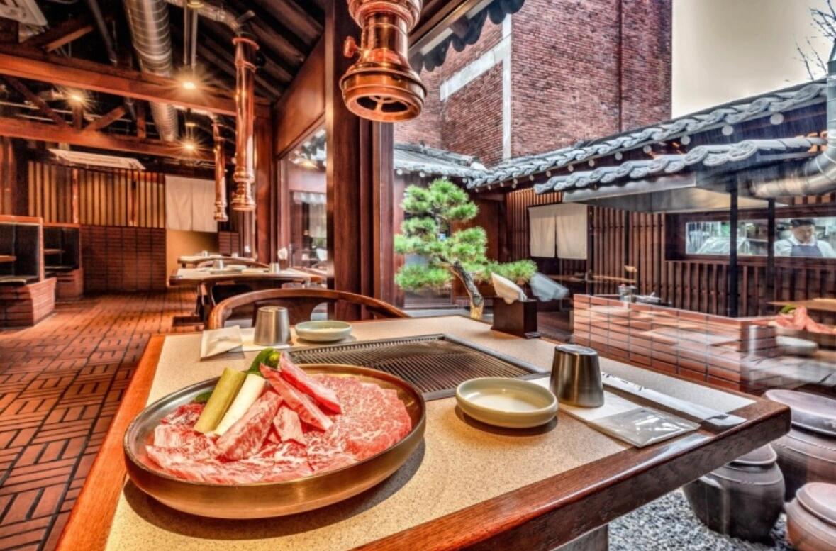 
                        ????首爾探店｜景福宮超好吃的韓牛???? 在景福宮附近的小巷子里發現了一家超贊的韓屋韓牛店，naver上的評價超高，果然沒讓我失望！環境氛圍滿分???? 我們點了兩人份的?? 1++ ??? ???一人份的????????????????。??? ??里有隔膜肉、牛后腰肉、牛胸肉、牛肋條肉，蘸醬料吃簡直絕了??香氣撲鼻。拌蕎麥面也超推薦，拌開后味道一級棒??—————?·??·??? —————————?? ??? ????? ?? ??? ????2? 17-4 1??? 景福宮站3號出口126米?? 11:30-21:30（15:00-16:30休息時間，14:15/20:00截止點單）—————?·??·??? —————————#韓國旅游 #韓牛 #韓國美食 #韓國美食 #景福宮 #景福宮美食 #韓屋 #景福宮探店 #韓國旅行 #首爾美食 #???? #seoul #?? #跟我來探店 #今天吃什么 #韓國韓牛 #韓國好吃 #韓國牛肉 #韓國景福宮 #韓國旅游必去 #韓國旅游推薦官 #韓國旅行攻略 #韓國留學 #留學韓國