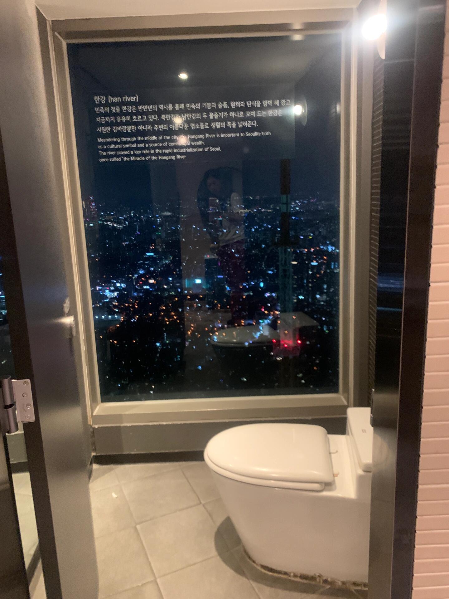 
                        ????首爾有趣活動｜徒步南山首爾塔6km夜走無論是旅游還是留學還是什么目的，來韓國怎么可以不去南山塔（來都來了）但是！還在乘車上山上南山塔參觀嗎？還在南山塔上拍幾張景色就下山了嗎？nonono！2023年8、9月這兩個月有更好玩的游玩南山塔活動啦！暑假放假期間有點無聊，想參加一點活動又不知道從哪里找 于是就打開了在韓必用的韓游網，里面有很多活動可以選擇 我找了一個自己感興趣的南山夜走。因為頁面活動介紹里都是中文 所以也都可以很清晰明了的理解嘻嘻！不僅如名字可以徒步登山和在南山首爾塔上參觀城市夜景還可以領取啤酒，享受超嗨的DJ party（我和朋友簡稱南山塔下室外蹦迪，在到達終點后，領取獎牌和飲料參加小活動！從日落時期在白凡廣場集合先領取活動禮包，包里面有一個跑步臂、白色T恤，號碼牌，三張券（分別是上山之后可以用的一杯啤酒免費券，展望臺門票兌換券，以及七折啤酒券。我參加的是7:30場，建議早一個小時左右到在白方凡廣場領取包包換衣服，現場主持者會在開始之前進行活動預熱，出發前做拉伸運動，現場氛圍超級棒！！本E人是一個人去的 看到一個歐尼也是一個人我就上去搭話 于是我們結伴而行 特別愉快嘻嘻！如果是大e人也可以通過這個活動嘗試結交新的朋友，也充分的可以感受到世界上還是善良有趣的人多！當然也可以的是和朋友成群結隊一起報名 享受著晚風，有一句沒一句的聊聊天開開玩笑走上南山塔，然后留下屬于只有你們的回憶～因為聊天真的就是在不知不覺中就到了南山塔下 天也完全暗了下來美麗的城市夜景伴隨著到達山頂降臨！憑發放的券去領取啤酒后就隨著酒精的發揮，在室外DJ party上盡情享受搖擺。還有獎牌和飲料可以領取，之后還可以憑掃描的二維碼參加抓球游戲每人兩次機會但是親測有點難度 還有可以免費用拍立得拍一張照片留念的活動，最后去展望臺看首爾夜景，拍拍自己說一路走上來辛苦啦。參加之前并沒有抱著很大期待就想著在自己喜歡的徒步登山運動之后享受那杯啤酒，但是沒想到這次活動在路上不僅認識了新朋友走的時候一點都不無聊，還遇到如此多有趣的人有趣的事兒，回來之后帶著我的獎牌和拍立得留下美好的回憶真的覺得是很滿足很幸福的一天！無論是來旅游的uu還是在留學的uu，都可以去參加，還有兩場了，一次是8.26和9月2！真的很有意思去嘗試一下吧！！#首爾南山塔 #戶外徒步 #我的徒步日記 #首爾活動