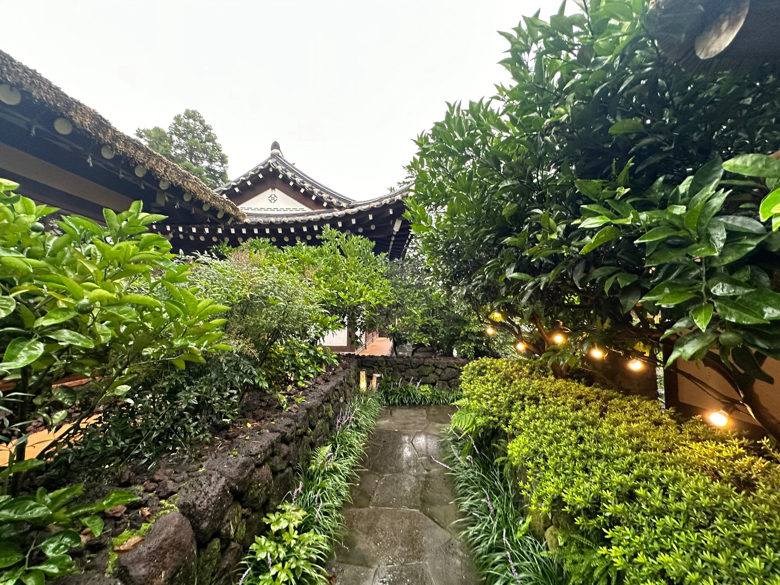 
                        濟州島??韓屋體驗攻略??濟州島 西歸浦??民間小屋B這家民宿距離濟州市區較遠，打車大約需要一小時左右，沿途基本是圍繞著漢拿山的開山路，打車費有點小貴，但到了酒店你會發現一切都值得。酒店周圍環境非常安靜，韓屋體驗非常棒??#濟州島 #濟州島民宿 #韓屋 #濟州島酒店 #西歸浦 #特色酒店