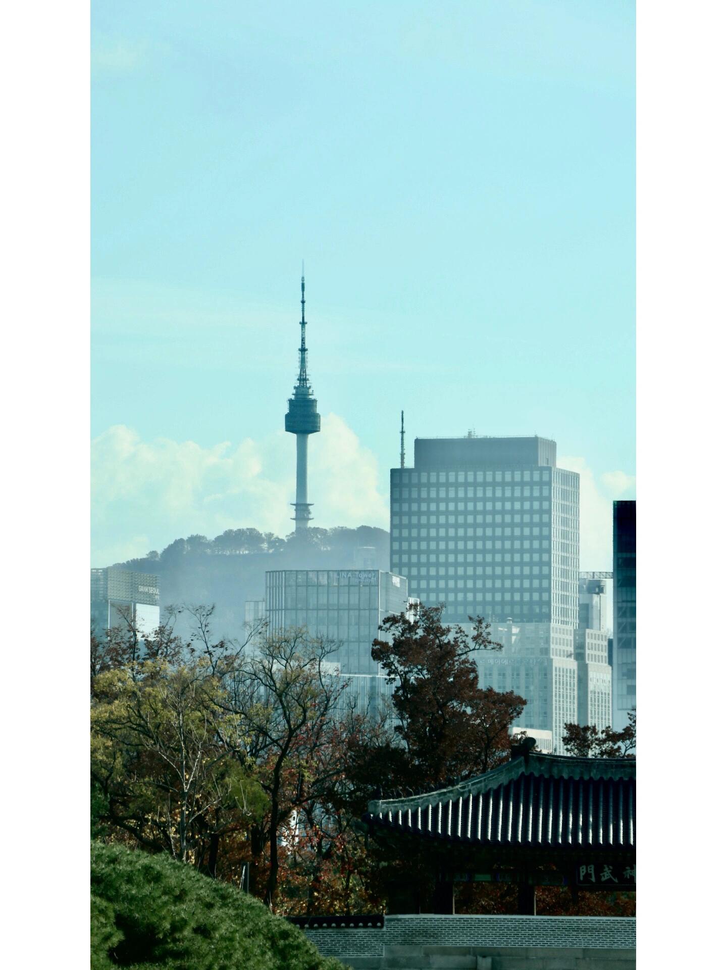 
                        初冬里的韓國浪漫 - 景福宮與青瓦臺之旅????#景福宮# #青瓦臺# 初冬的韓國，空氣中彌漫著浪漫的氣息。走進歷史悠久的景福宮，仿佛穿越回了朝鮮王朝，每一磚每一瓦都訴說著古老的故事。不遠處的青瓦臺，現代與傳統的完美融合，見證了韓國的發展與繁榮。在這個季節里，讓我們一起漫步在這兩個標志性建筑之間，感受韓國的魅力吧！?????#韓國旅行# #歷史建筑# #文化遺產# #旅游打卡地# #秋冬游#