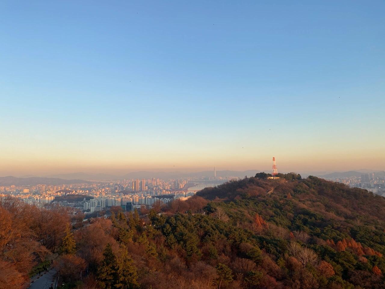
                        ????停車坐愛楓林晚，霜葉紅于二月花??俯瞰首爾市，遠處的漢江美景盡收眼底，秋天的楓葉紅得像火??。在這里，你可以感受到大自然的美妙，仿佛置身于一幅畫卷中。#韓國 #首爾 #秋天 #楓葉 #漢江 #自然風光 #旅行 #打卡 #美景 #攝影 #秋季旅行