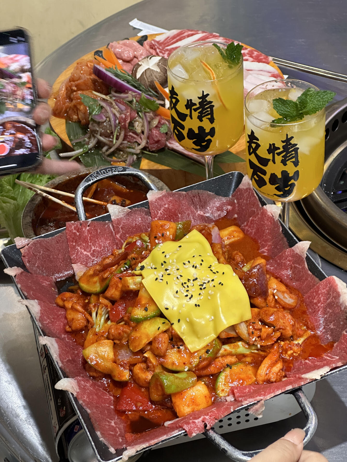 
                        蚌埠這家韓料店，讓我和姐妹掏空錢包！新品上市??驚喜連連，梨泰院風味炸雞??、部隊鍋、芝士鍋、烤肉拼盤、辣魔雞爪…美味難擋！蚌埠必嘗美食榜首！??位于土鍋街中段的韓國首爾大排檔，梨泰院風情盡在此處??????????快叫上姐妹來拍照打卡，美食不等人！#炸雞 #烤肉 #人氣爆棚的店 #梨泰院 #部隊鍋 #韓國料理