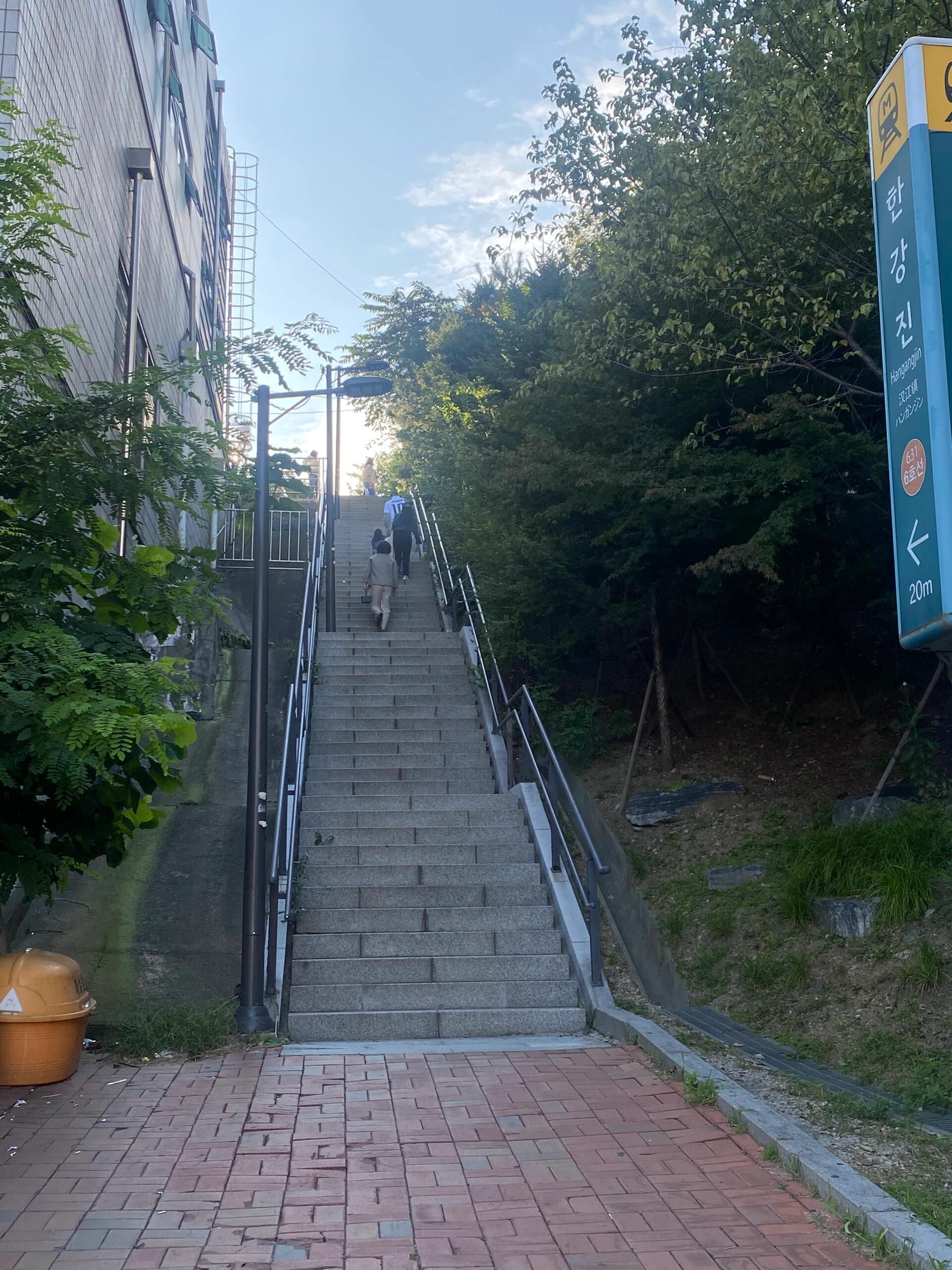
                        ????首爾探店｜漢南洞sienne的復古魅力?第一次踏進漢南洞sienne，卻沒注意到閉店時間，周一去的時候它沒開門??，之后我又專程去了一次，終于成功探店啦哈哈??！幾年前在ins上就開始關注這家店的主理人，她的風格讓人著迷??。當得知她開了實體店，我心想，下次去韓國一定要去看看???。這次終于如愿以償，店內的陳列和顏色搭配都超級吸引人，帶著濃濃的復古風情??。店里的氛圍也是滿滿的，讓人不自覺就想買買買！最終我選了三件單品，每一件都讓我愛不釋手??。??Sienne Boutique地址：首爾市龍山區漢南洞727-3交通：6號線漢江鎮站，3號出口步行181米即到營業時間：12:00~19:00（周一/周日休息）午休時間：14:00~15:00如果你也對復古風情有著無限的熱愛，那么漢南洞sienne絕對值得一去????。下次來首爾，不妨也來這里尋找你的復古靈感吧！#首爾探店 #漢南洞 #首爾旅行 #韓國風情 #sienne #復古風 #探店日記 #韓國旅行必去