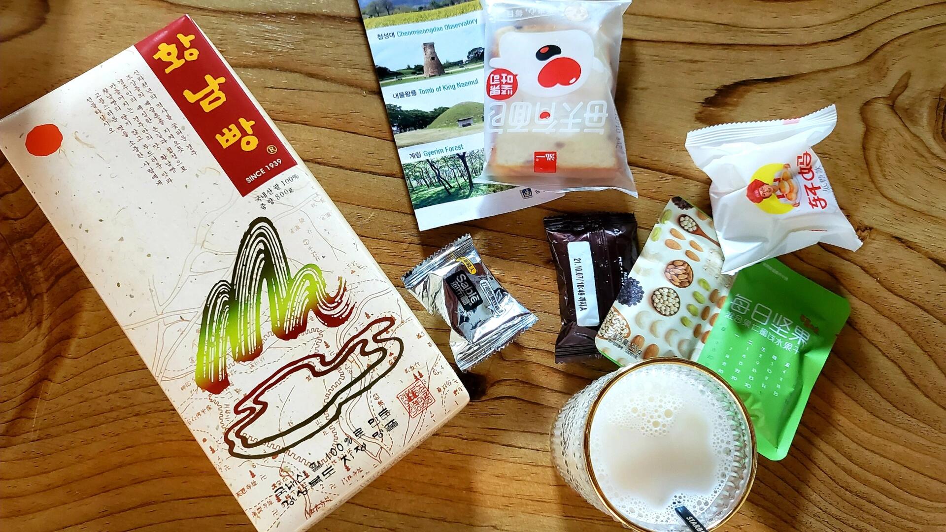 
                        ??慶州?歷史名城???慶州/??慶州是韓國的歷史名城，曾是新羅王朝的首都。很多中小學生的歷史教育都會安排在慶州，高中生和大學生的修學旅行也常選擇這里。皇理團路是個熱鬧的地方，有很多美食店。???里有韓國人自己獨立發掘的天馬??，請個講解員了解一下還是挺有意思的。還有一個打卡地，就是兩個墓堆之間，很多韓國人會在這里拍婚紗照。我之前去的時候也排隊??了一下，門票大概是3000韓元??，具體記不清了。佛國寺???是必去之地，雖然不大，但它是在新羅王朝最鼎盛時期修建的。????和????的寺廟不同，韓國人拜佛但不燒香，許愿也不用還愿。寺廟里有賣瓦片的地方，可以寫上自己的心愿為寺廟添磚加瓦，還有燈籠??可以寫上心愿掛起來。寺廟再往里走一段山路，就能到石窟輔佛像，據說許愿特別靈，韓國人都會去。距離寺廟大約需要走20分鐘左右，不嫌累的話可以去看看，還能欣賞慶州的山景。住宿方面，建議提前預定，韓屋是個不錯的選擇。特產?????很好吃，我買了兩盒原本打算帶回釜山，結果全吃光了，紅豆餡的特別喜歡。晚上可以去瞻星臺看看夜景，雖然我覺得一般，但離皇理團路很近，吃完晚飯溜達過去也不錯。總之，慶州是個適合休閑游的地方，周末去散散心很不錯。#韓國 #韓國生活 #留學韓國 #韓國慶州 #慶州旅游 #韓國歷史 #新羅王朝 #佛國寺 #慶州美食 #慶州住宿