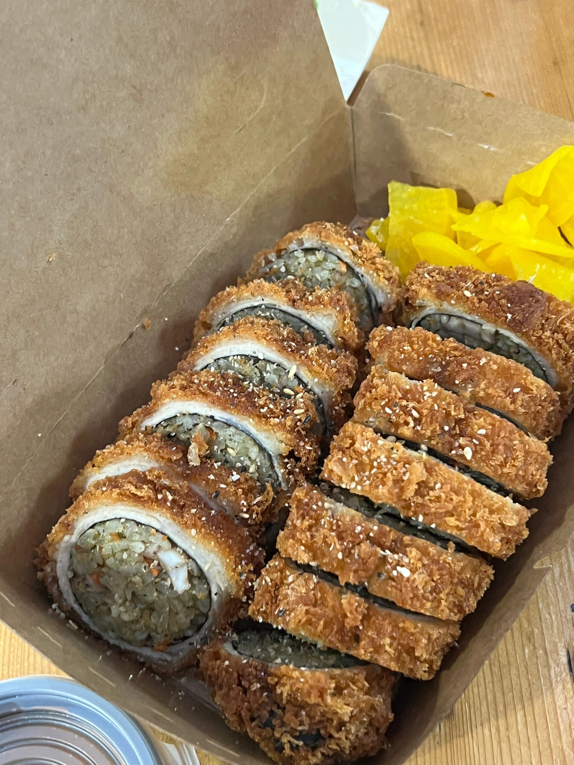 
                        好可愛的??年糕｜西歸浦偶來市場逛吃??橘子年糕，里面還有一點豆沙，超級清新的糕點，吃一口就愛上！??泡菜豬頭烤包子，竟然有火雞面的味道，意外的上頭，根本停不下來！??豬肉飯卷，蘸上特制醬料，味道絕了，推薦必試！#西歸浦 #偶來市場 #濟州島美食 #濟州島西歸浦市 #韓國旅行 #韓國美食 #濟州島旅游