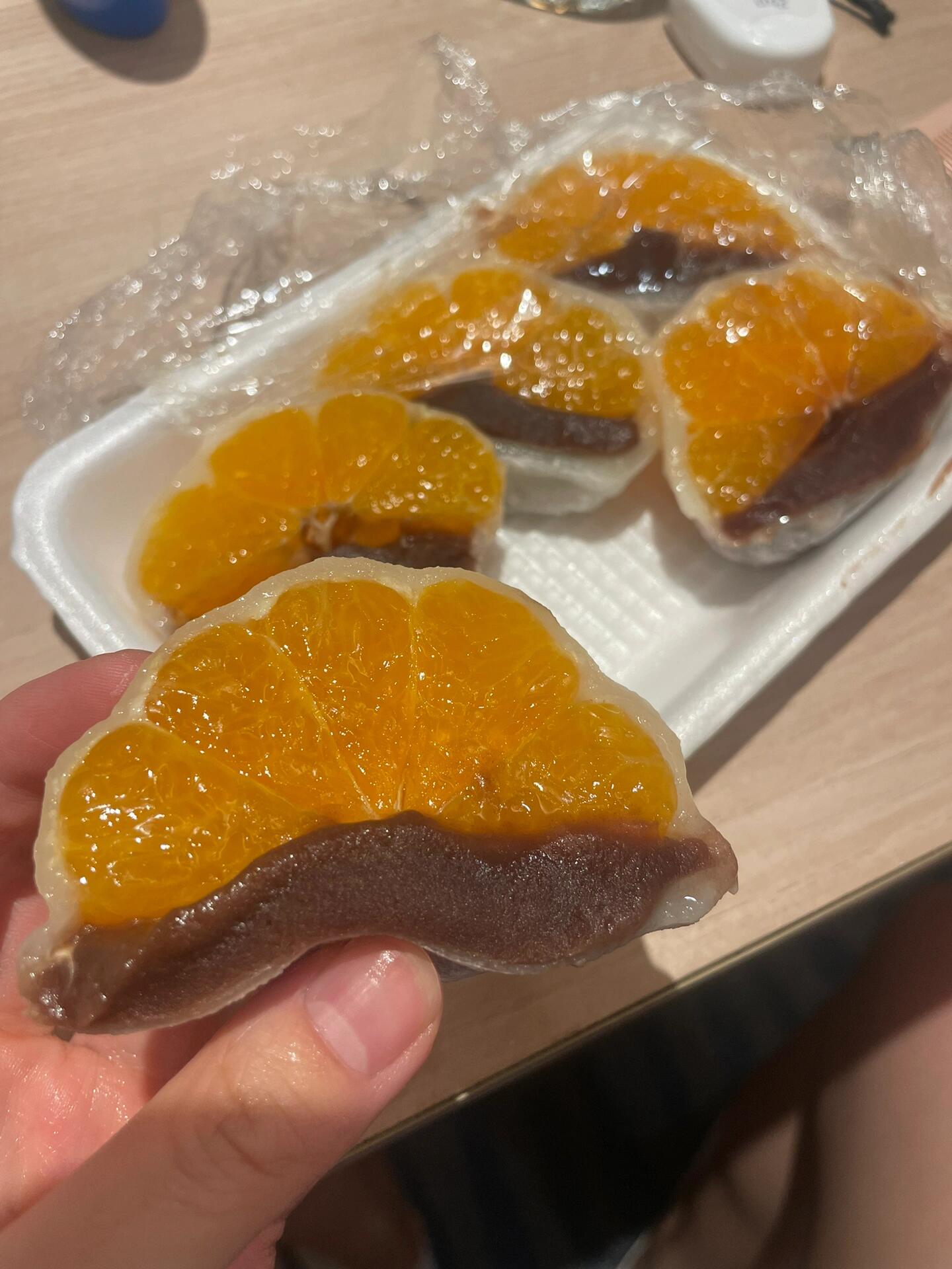 
                        不會(huì)真有人不喜歡snoopy吧在西歸浦住了兩天，特地去了snoopy garden，雖然有點(diǎn)遠(yuǎn)，但打車過(guò)去還是很方便的??。西歸浦潛艇也體驗(yàn)了一下，還送了兩張游客照??。如果你沒(méi)坐過(guò)潛艇，可以試試；但如果在其他地方已經(jīng)體驗(yàn)過(guò)了，就不太推薦了。偶來(lái)集市的橘子麻薯真的超級(jí)好吃??！橘子汁多味濃，麻薯又糯又彈，紅豆沙的甜度剛剛好，簡(jiǎn)直是絕配！很后悔沒(méi)多買幾盒??。#西歸浦 #snoopy史努比 #濟(jì)州島旅行 #濟(jì)州島 #橘子 #寶寶輔食
