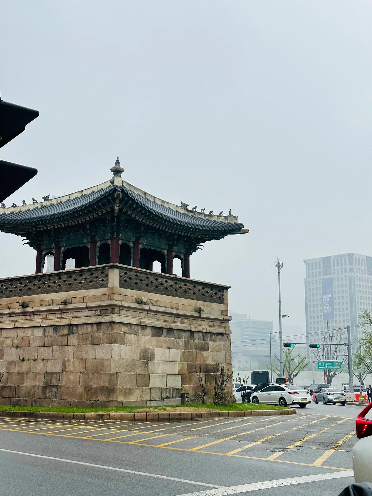 
                        韓國(guó)????景福宮游玩分享篇#旅途中的美景????????????????終于有時(shí)間來(lái)更新了，簡(jiǎn)單分享一下景福宮游玩體驗(yàn)。這次是和姐姐開(kāi)車去的，所以沒(méi)有路線分享啦，諒解一下??首爾停車場(chǎng)收費(fèi)真心貴，我們停在景福宮地下停車場(chǎng)。出來(lái)后，圖1??就是我們租韓服的地方，大家基本都是在這家店里選，其他店位置偏僻不顯眼。旁邊店門口有花車可以拍照??。先選裙子，然后店員小姐姐會(huì)幫你搭配上衣。價(jià)格根據(jù)租賃時(shí)間不同而變化，建議租一個(gè)半小時(shí)拍照打卡足夠了。發(fā)箍是免費(fèi)的，其他造型和頭飾需要額外收費(fèi)??。包包是免費(fèi)的，店里還可以租柜子。有洗手間??。我們沒(méi)有買門票進(jìn)到里面，因?yàn)槟翘煜掠昃驮趯m外拍了些照片。門口的侍衛(wèi)們可以免費(fèi)合影哦??。我們租了三個(gè)小時(shí)，然后就拖著大長(zhǎng)今去商街逛街了。那里有很多出名的飯店，門口都有廣告海報(bào)。嘗了好吃的地瓜片和土豆片，還吃了農(nóng)家定食韓餐，味道更偏本土化，兩份起點(diǎn)不可以單點(diǎn)。想買鯛魚(yú)燒但手機(jī)沒(méi)電付不了款，這邊基本只能現(xiàn)金支付和刷韓國(guó)????銀行卡??。景福宮附近的商街都比較有特色，沒(méi)有那么商業(yè)化，價(jià)格也有點(diǎn)小貴，可以適當(dāng)淘淘??。#韓國(guó)旅游 #韓國(guó)景福宮 #韓服 #打卡 #小紅書(shū)助手