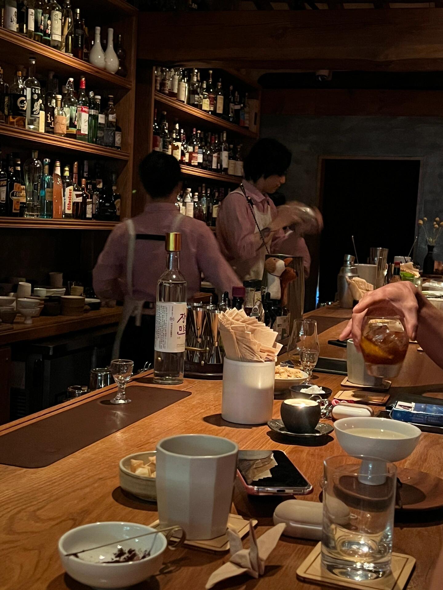 
                        韓國(guó)特種兵??景福宮這些店都去啦????1. Nest早午餐不錯(cuò)，香蕉碗稍微有點(diǎn)甜～———2. Ofr.帆布包價(jià)格表附上了，最好用地圖導(dǎo)航找，繞了很多圈———3. hai絲質(zhì)包包，顏值在線———4. Folki門口和店內(nèi)都很好拍，下午人不多———5. Scooper2+1，總共三個(gè)口味。選的冰淇淋配色絕了，一定要試試特別的大米口味！———6. Nonfiction護(hù)手霜推薦Santal Cream，香水喜歡Gentle night~不同類型產(chǎn)品味道會(huì)有差異，建議試用一下。———7. 釜飯推薦！可以再去的程度！提前看看tips了解吃法～———8. Blue bottle———9. One more bagIns風(fēng)桌面太絕了———10. Bar Cham連續(xù)三年Top50的酒吧，很早就滿座了，店員很nice，氛圍也不錯(cuò)～———#韓國(guó) #探店 #brunch #甜品 #cafe #咖啡 #韓國(guó)日常 #韓國(guó)美食 #景福宮 #景福宮美食 #首爾 #首爾美食 #首爾探店 #首爾旅行