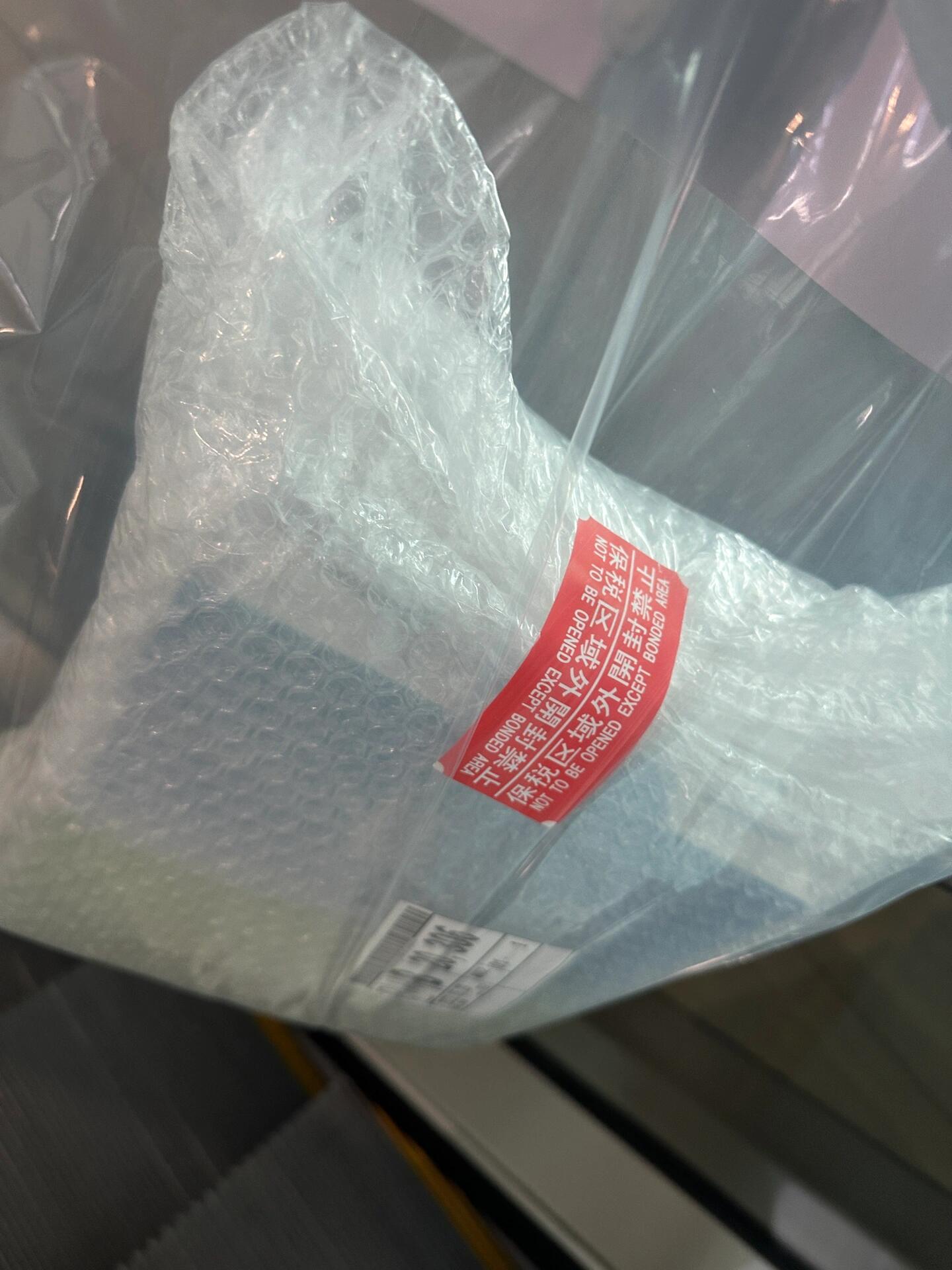 
                        免稅店App購(gòu)買護(hù)膚化妝品等的機(jī)場(chǎng)提貨攻略以樂(lè)天免稅店App為例：1?? 登錄（誰(shuí)知道我為了找回三年前的賬號(hào)密碼多么努力過(guò)！）2?? 輸入航班信息&買買買，就會(huì)提示還有多少時(shí)間可以購(gòu)買；可以支付寶支付哦～3?? 機(jī)場(chǎng)過(guò)安檢后，往左手邊走（不用過(guò)去對(duì)面），直走，看到右手邊45登機(jī)口，然后看你的左手，沒(méi)錯(cuò)，就是這個(gè)扶手電梯直上（圖1）！4?? 上去后看到各大免稅店的機(jī)子，對(duì)號(hào)入座，掃描護(hù)照，出小票（有取貨號(hào)）5?? 走到在旁邊這（圖2），抬頭看顯示屏，到幾號(hào)柜臺(tái)前面還有多少位等候這樣，我全程沒(méi)有等候，有點(diǎn)厲害～商品到手啦（圖3）！#免稅店 #韓國(guó)免稅店 #買買買 #護(hù)膚品 #化妝品 #免稅店提貨攻略 #韓國(guó)購(gòu)物 #機(jī)場(chǎng)提貨 #樂(lè)天免稅店 #購(gòu)物攻略 #韓國(guó)旅游 #韓國(guó)購(gòu)物攻略