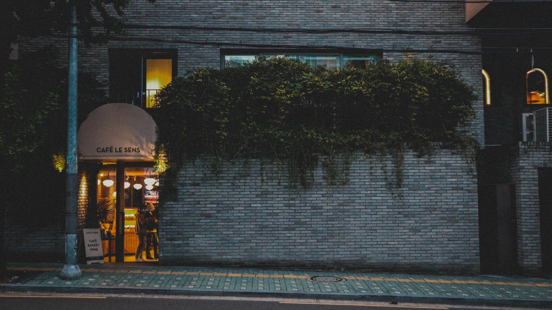 
                        首爾City Walk Just so Seoul#首爾 #清溪川 #首爾南山塔 #漢南洞 #明洞 #青瓦臺(tái) #城市夜景 #調(diào)色 #十一假期 #掃街?首爾的街頭巷尾總是充滿了驚喜！無(wú)論是清溪川的寧?kù)o，還是南山塔的壯麗景色，都讓人流連忘返。漢南洞的文藝氣息和明洞的購(gòu)物天堂更是讓人欲罷不能。青瓦臺(tái)的歷史韻味和城市夜景的迷人光彩，絕對(duì)是你十一假期的最佳選擇！??快來(lái)首爾掃街，捕捉每一個(gè)美好的瞬間吧！??
