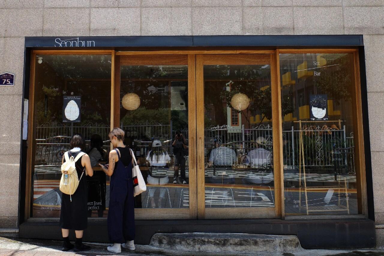 
                        #大邱探店-帥哥給你煮的石鍋飯 Seonbun大邱第一站 Seonbun ????????? ?? ???23? 75這次大邱住在非常方便的半月堂站附近好吃又好逛的一個(gè)地點(diǎn)-中午一放好行李立刻沖往這家Seonbun下午一點(diǎn)多抵達(dá)，外面還有客人在排隊(duì)門口有個(gè)waiting list，填姓名人數(shù)后等待店內(nèi)座位不多，大概10-12個(gè)店員不疾不徐，讓客人好好吃完清潔干凈后才會(huì)讓下一組客人入座-石鍋飯的口味有牛肉、明太子和鯖魚(yú)還有意大利面但來(lái)韓國(guó)我們就是想吃石鍋飯啊！原本想三個(gè)口味各一個(gè)，結(jié)果牛肉賣完（含恨）后來(lái)點(diǎn)了兩個(gè)明太子一個(gè)鯖魚(yú)外加一份炸雞不料隨餐還有附送湯和可樂(lè)餅整個(gè)吃得超飽-店里都是一群年輕男子身材顏值都不錯(cuò)（？所以石鍋飯算是一種年輕創(chuàng)新style熱熱的石鍋配上滿滿的青蔥（加100分）咸的明太子和煎得恰到好處的鯖魚(yú)飯量也給得剛剛好，有微微的鍋巴醬油自己加，所以調(diào)味不會(huì)過(guò)重可樂(lè)餅和炸雞除了炸功一流不油膩以外微酸的莎莎醬非常解膩吃下來(lái)非常滿足也不會(huì)過(guò)于負(fù)擔(dān)-店內(nèi)也有一些選酒和調(diào)酒感覺(jué)晚上來(lái)配著會(huì)很贊！如果住在半月堂附近，想吃點(diǎn)不一樣的韓餐可以來(lái)試試!-#韓國(guó)美食 #大邱探店 #大邱美食 #大邱旅游 #大邱半月堂