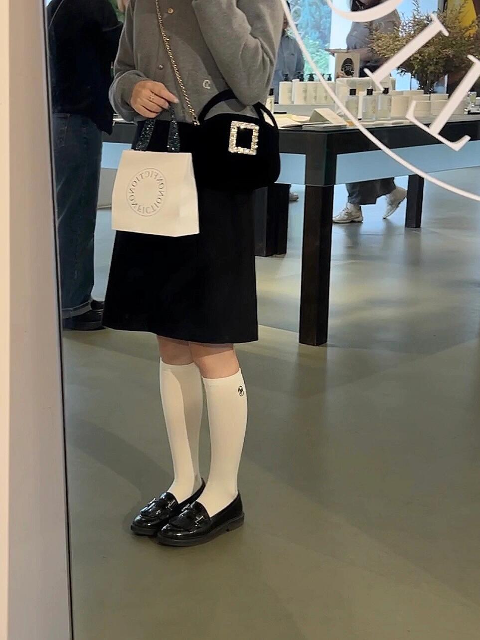 
                        ASTIER de VILLATTE之前路過(guò)沒(méi)進(jìn)去的店居然是自己最喜歡的線香牌子！?? 樓上還有餐具店和咖啡店，都是我最喜歡的風(fēng)格～ 買了餐盤(pán)、線香和線香座，不過(guò)感覺(jué)比之前買的貴了一些??#首爾探店 #漢南洞 #韓國(guó)購(gòu)物 #韓國(guó)生活 #韓國(guó)旅行