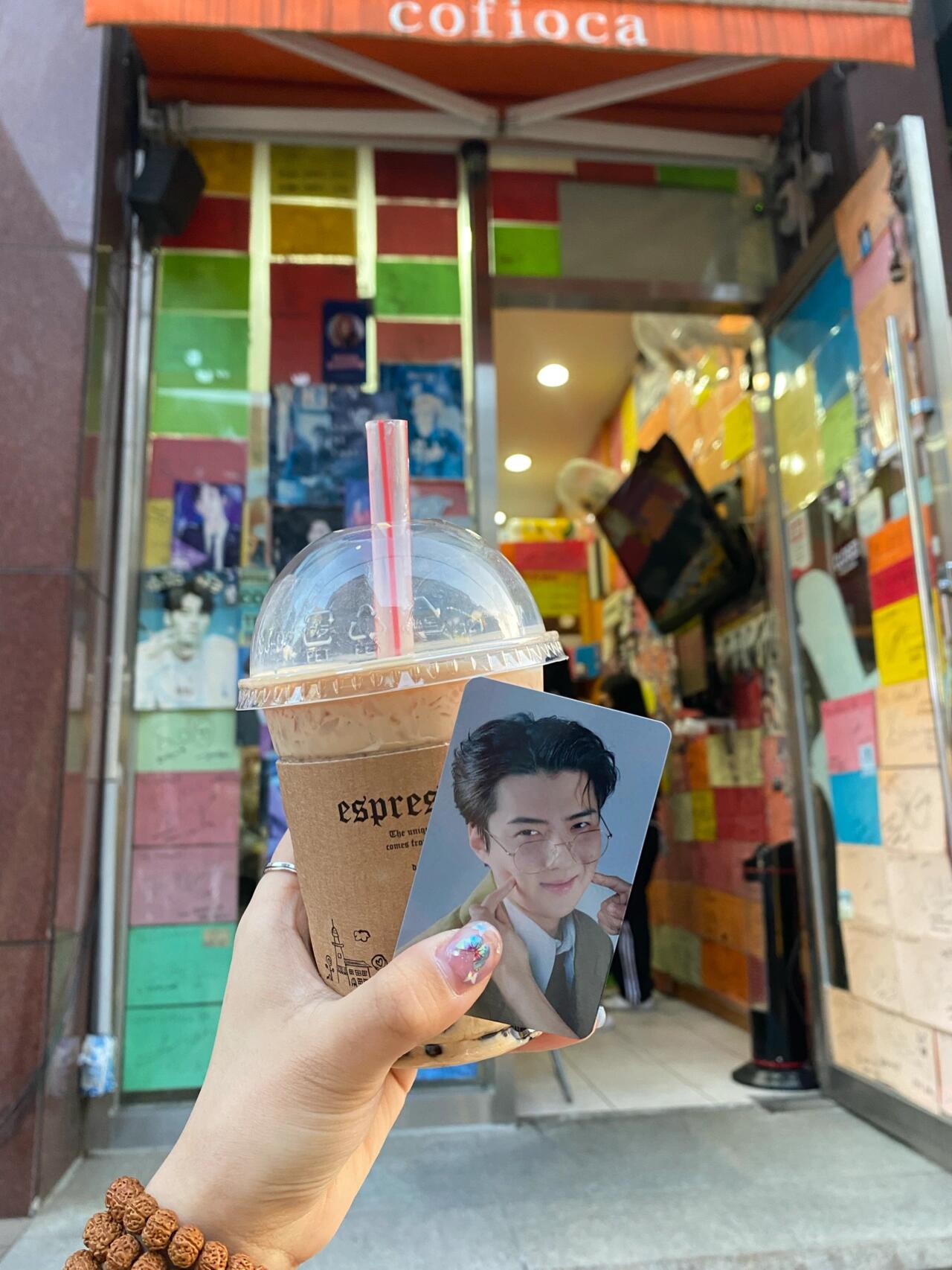 
                        韓國(guó)????｜EXO世勛奶茶店??COFIOCA即將停業(yè)??店名：COFIOCA ??????地址：????? ??? ??? 659-9??地鐵：狎鷗亭羅德奧站 5號(hào)出口狎鷗亭的世勛最愛(ài)的奶茶店??即將停業(yè)！今天來(lái)狎鷗亭打HPV疫苗，弄完就趕緊打車過(guò)來(lái)看看。趁現(xiàn)在還在營(yíng)業(yè)，多來(lái)幾次吧。陪伴我們EXO成長(zhǎng)的奶茶店，滿滿的都是回憶啊。墻上掛滿了剛出道時(shí)的照片和簽名，真的在韓國(guó)的姐妹們有空的話，一定要來(lái)這附近買杯奶茶坐坐哦！（詳細(xì)地址都在上面寫(xiě)了！！！）店里的菜單一進(jìn)門就能看到，推薦大家一定要點(diǎn)巧克力珍奶（??6000）和珍珠奶茶（??5500）。真的沒(méi)有想象的那么甜膩，有一點(diǎn)港式奶茶的味道。還會(huì)送小卡貼紙和杯套，姨母人真的超級(jí)好。雖然有點(diǎn)忙，但我們問(wèn)她問(wèn)題時(shí)，她都會(huì)等忙完再回答我們。因?yàn)榈暌P(guān)門了，伯賢和鹿晗的簽名已經(jīng)送給中國(guó)粉絲了。希望在韓國(guó)的友友們?cè)谧⒁獍踩那闆r下，多去看看吧。還沒(méi)去過(guò)的，找個(gè)晴天去買杯奶茶坐坐吧。去喝一喝他們喜歡的奶茶，走一下他們走過(guò)的路，也就當(dāng)見(jiàn)過(guò)了。看不見(jiàn)的地方都要平安才好！！！#韓國(guó)生活 #韓國(guó)留學(xué)生 #韓國(guó) #人氣奶茶店 #奶茶店 #給我一杯奶茶 #世勛 #吳世勛 #生日快樂(lè) #吳世勛奶茶店 #世勛奶茶店 #0412 #伯賢 #樸燦烈 #邊伯賢 #cofioca #狎鷗亭探店 #狎鷗亭咖啡廳 #探店 #追星 #exo