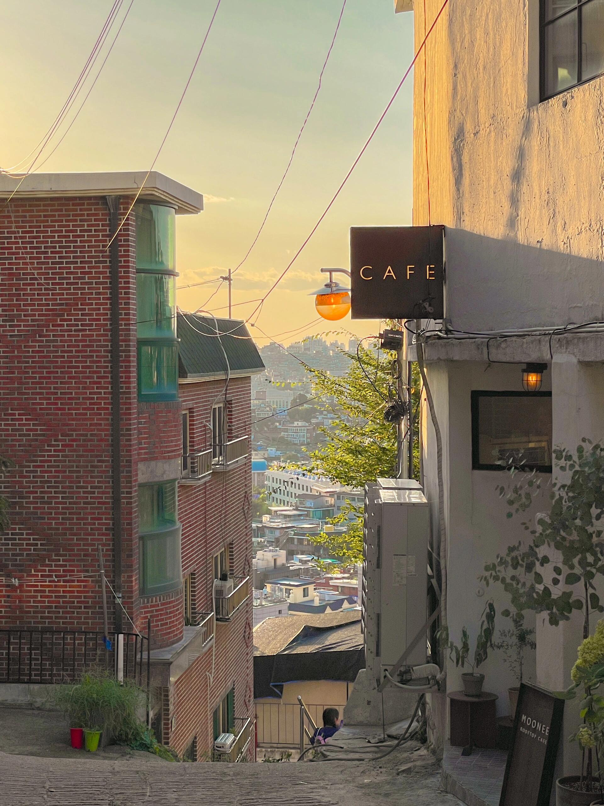 
                        韓國(guó) ???? | 梨泰院 | 最佳日落拍攝...在小紅書(shū)上看到好多梨泰院日落的美照，真的超美?！于是我們立馬出發(fā)去打卡??。果然，這里的小巷子都超有氛圍，隨手一拍都是大片??。不過(guò)有點(diǎn)尷尬的是，一旦有人開(kāi)始拍照，就會(huì)排起長(zhǎng)隊(duì)??... 幸運(yùn)的是，在這條路上還能清楚地看到首爾塔??，超美的景色！拍完照后，我們就轉(zhuǎn)戰(zhàn)弘大去覓食了??。日落最佳拍攝點(diǎn)就在這家店附近：406-99 Huam-dong, Yongsan-gu, Seoul, 南韓地址：首爾特別市龍山區(qū)厚巖洞406-99????? ??? ??? 406-99#梨泰院 #首爾 #韓國(guó) #N首爾塔 #旅行 #travel #Seoul #korea #itaewon