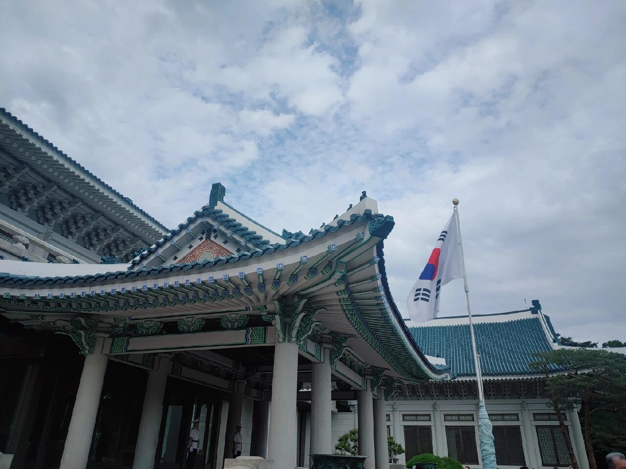 
                        ????青瓦臺(tái)觀覽小記時(shí)隔74年再次對(duì)公眾開(kāi)放的青瓦臺(tái)，真的能感受到韓國(guó)老人們對(duì)參觀青瓦臺(tái)的熱情與向往。現(xiàn)場(chǎng)有很多上了年紀(jì)的大叔大媽，還有坐著輪椅來(lái)的老爺爺。對(duì)于許多韓國(guó)人來(lái)說(shuō)，這可能是一生難得的機(jī)會(huì)吧。青瓦臺(tái)的室內(nèi)部分并不對(duì)外開(kāi)放，游客只能在院子里近距離欣賞建筑，整個(gè)感覺(jué)更像是一個(gè)大公園，還有很多陡坡！（總統(tǒng)沒(méi)事在里面爬山玩???）在總統(tǒng)居住的門口，有兩位帥氣的衛(wèi)兵小哥哥專門和游客合影，大家都很自覺(jué)地排隊(duì)，真的很值得！很帥hhhh。院子里還有幾棵文在寅和夫人一起栽的樹(shù)，都是在每年的4月種下的。為了這次開(kāi)放觀覽，里面設(shè)立了很多臨時(shí)衛(wèi)生間，還有穿著白色警服、袖標(biāo)上寫(xiě)著English的工作人員。總體觀感沒(méi)有特別之處，但想到以前這里八百里外就有衛(wèi)兵把守，層層鐵門封鎖的總統(tǒng)府，現(xiàn)在卻能讓人們自由參觀，還是覺(jué)得挺新鮮的。#留學(xué)韓國(guó) #青瓦臺(tái) #青瓦臺(tái)參觀 #韓國(guó)留學(xué)日常 #打卡