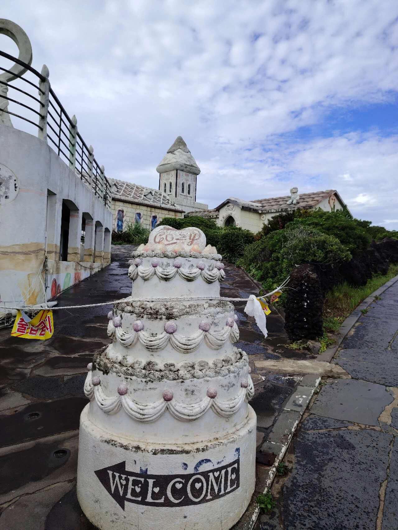 
                        濟州島，涉地可支。值得一來的免費景點！??公交車下來還要走一段路，建議沿著海邊走。上面有個博物館，下午4:30之前去，可以逛逛哦~?#西歸浦 #濟州島 #海邊 #旅游 #那是我一直想去的海邊