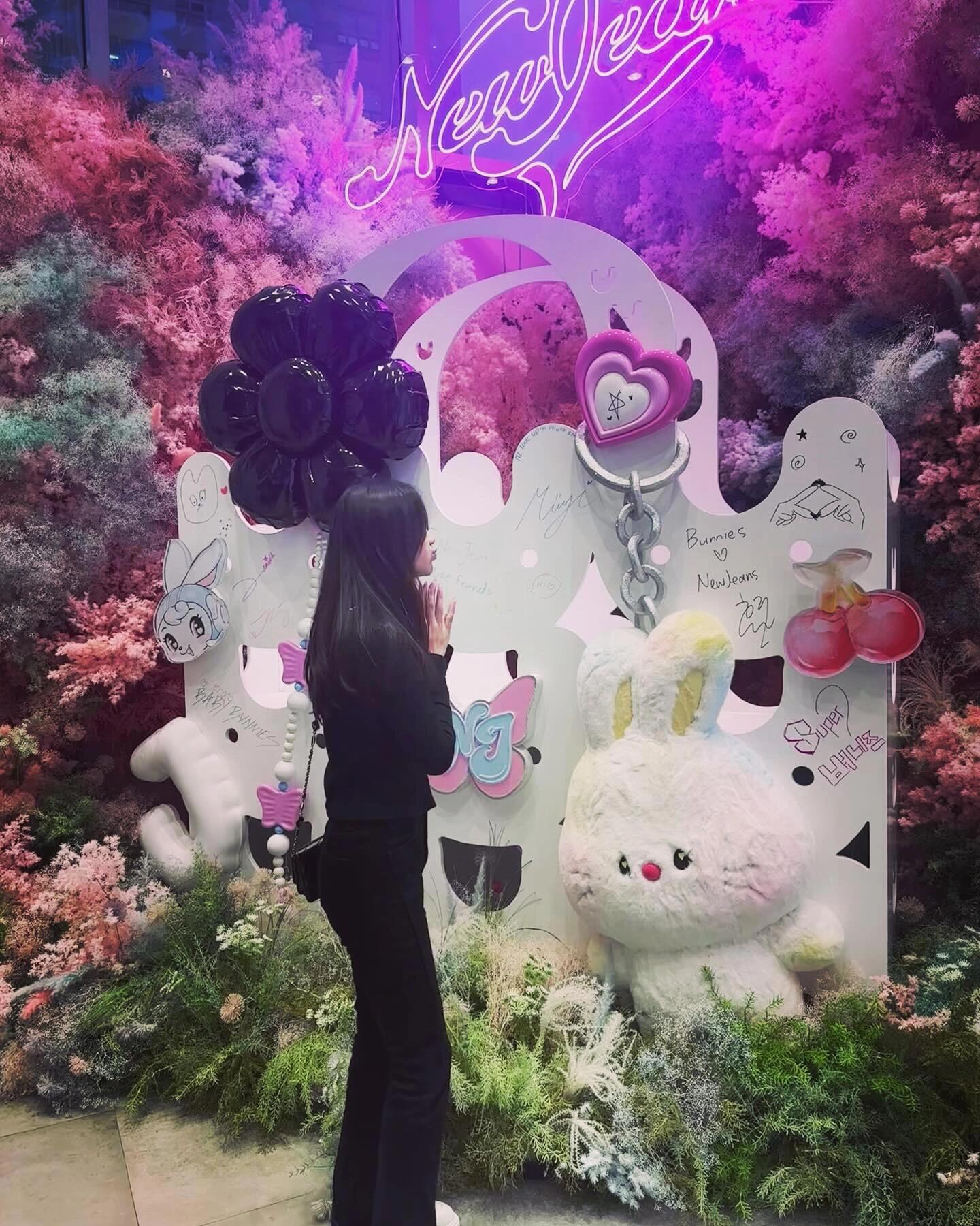 
                        ??超萌loopy大揭秘！??在韓國的購物之旅中，我發現了超可愛的loopy系列產品！??? 從女明星推薦的loopy護照夾到全套盲盒，還有車載香薰和鼠標墊，每一樣都讓人愛不釋手！??除此之外，我還淘到了時尚的matin kim毛衣和皮衣，以及超酷的emis帽子！??臨走前，在機場我還囤了一大堆泡面，真是完美的行程結束！??#韓國購物 #loopy #matinkim #emis帽子