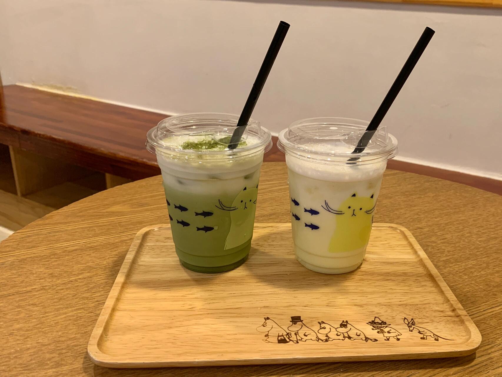 
                        首爾探店｜明洞貓咖體驗??在明洞逛街時被一家貓咖的招牌吸引，雖然沒有五十多只貓，但也有超級多貓咪??。進店時，老板會給你菜單和注意事項。每只貓的脖子上都有小圍巾，??藍色圍巾的是比較敏感的小貓，不要用手摸。其他的貓咪都很溫順，可以隨便摸，超級可愛！還可以在前臺買貓條喂它們。??店名：??? ?????價位：12000韓幣/人（包含一杯飲料）??位置：?? ?? ??8? 37-14 3???時間：12:00-23:00#韓國 #首爾探店 #韓國生活 #韓國旅行 #貓 #貓咖 #明洞 #韓國明洞 #韓國貓咖啡店 #首爾 #首爾貓咖 #韓國探店