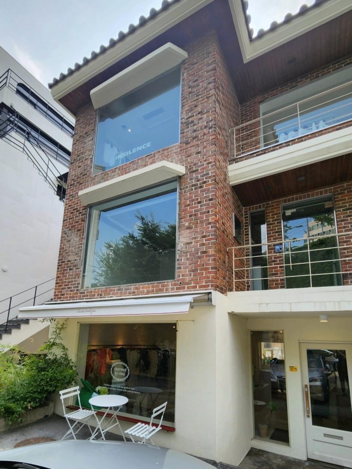 
                        首爾探店｜漢南洞Sienne Boutique來漢南洞逛服裝店啦，他們的陳列和顏色搭配設計確實很不錯，每家店風格特色和氣質都表現得淋漓盡致，氛圍感拉滿，可惜這家店去的時候新品不是很多（買衣服可以看看他們官網）??二樓也是一家服裝花藝店，去的時候店主在插花，好美呀??三樓Nothing written（已閉店）但換成了新的一家小眾服裝店，也可以進去逛逛??雖然這邊很多店主打著小而美，精而質感，要賣到東西那就是看緣分啦，今天主打一個走走停停逛逛拍拍節奏????Sienne Boutique??首爾市龍山區 漢南洞727—3??6號線漢江鎮站下3號出口步行181米??12:00～19:00（周一/周日休息）??14:00～15:00（開店休息時間）#首爾旅行 #首爾探店 #漢南洞 #小眾 #買手店 #周末去哪兒