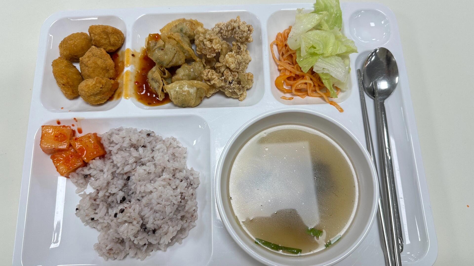 
                        ????食堂就是主食+主食+主食學校怕我們吃不飽，午餐直接來個主食（米飯）+主食（煎餃）+主食（拌面），就怕我們餓著。他真的，我哭死??#今天午餐長這樣 #韓國生活 #梨花女子大學 #韓國美食 #留學生活