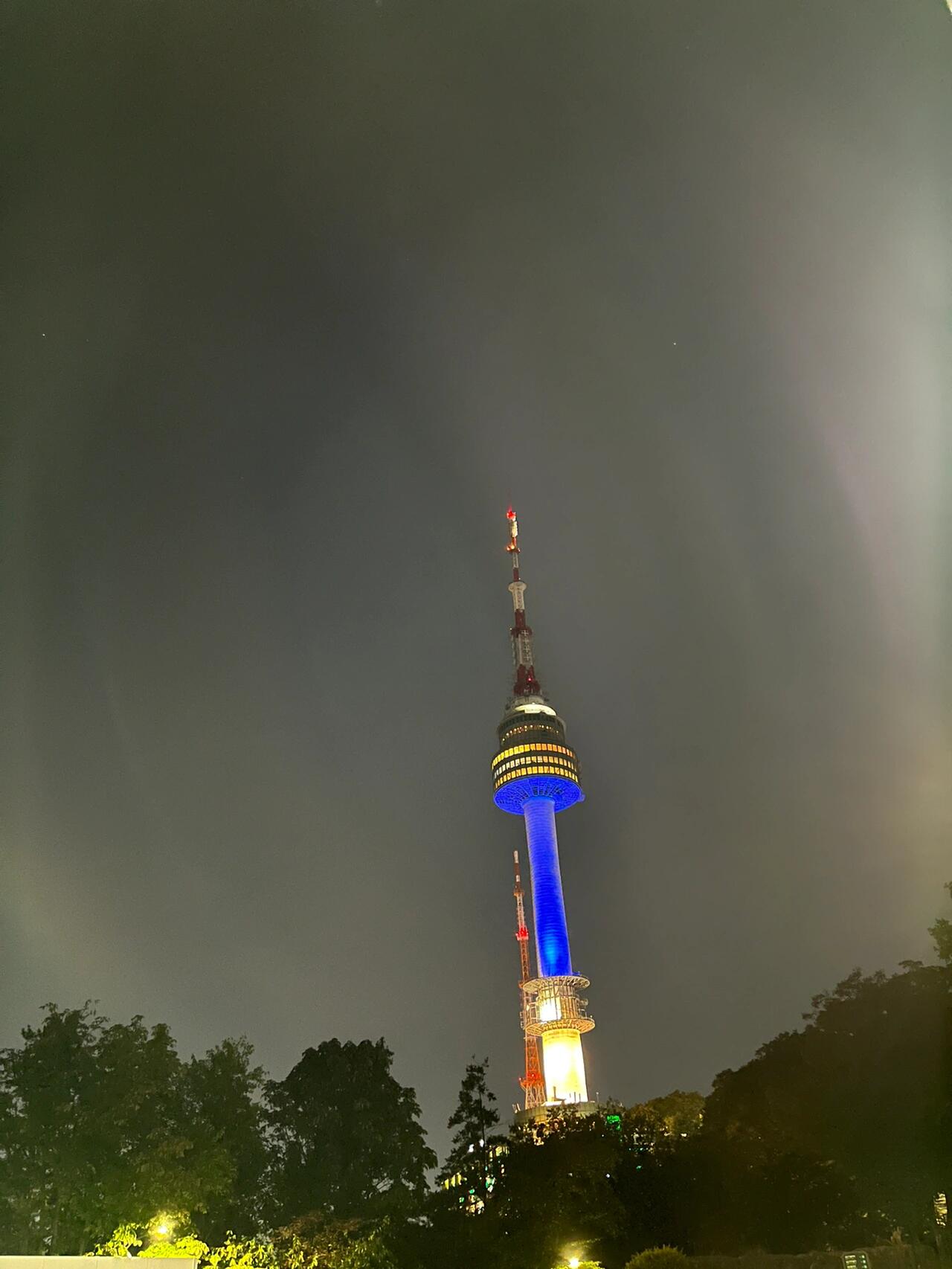 
                        ????南山塔夜景???果然南山塔還是要晚上來看?。∫雇淼臒艄庾屨麄€塔都變得超級浪漫，整個首爾的夜景盡收眼底，超級推薦！????#首爾南山塔 #韓國旅行 #夜景打卡