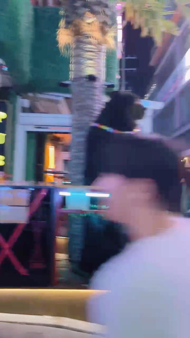 
                        ????朋友們晚上是不睡覺的嗎？?。?！沒想到首爾散漫游的第一天就如此激烈??#首爾 #韓國生活 #首爾探店 #首爾旅行 #梨泰院 #梨泰院夜生活 #弘大 #弘大探店 #國慶旅行 #韓國旅游