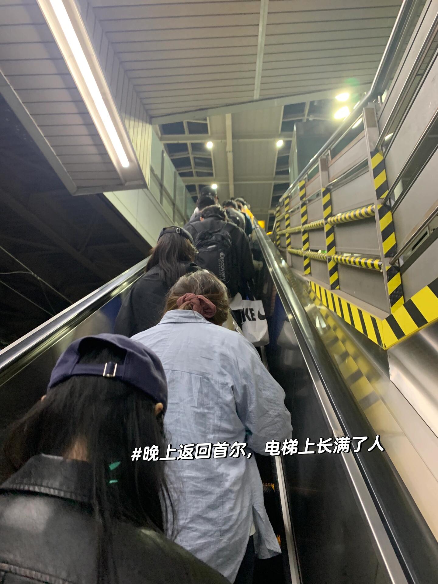 
                        一日往返????首爾-釜山之特種兵姐妹們訂首爾往返釜山的車票，姐妹們直接在微信小程序搜Korail即可，有不同時間段選擇。我們選的快車大約是2小時10分鐘，往返票價一個人658.51元，個人覺得車票還是比較貴的。回程千萬別選1號車廂啊，太遠了，別問我咋知道??坐地鐵到首爾站下車，出了地鐵不要慌，找一下地標藍色的KTX或者頭頂的標識KTX，一直走走走走走走走走走走走走走，一路上靠右手邊的墻上也有標KTX，留心看，就可以到車站大廳啦～到了去找中間的電子屏，上面會顯示站臺，小程序開車前15分鐘也會顯示站臺，建議提前去，因為換乘的路比命都長?。?！到釜山之后我們的行程是先到松亭，坐東海線跟著地標走，大約1小時。下車之后我們直接打車??到清沙埔，6900韓元大概是5公里這樣子。這邊結束之后我們打車去了廣安里大概8公里吧，記不清了好像是11000韓元。建議姐妹們可以打車到海云臺看看海，直接去逛新世界百貨，負二樓有很多潮牌；結束之后去廣安里吃很火的那家面，我們去的時候關門了??#旅游 #釜山行 #釜山旅游 #韓國旅行 #首爾 #釜山