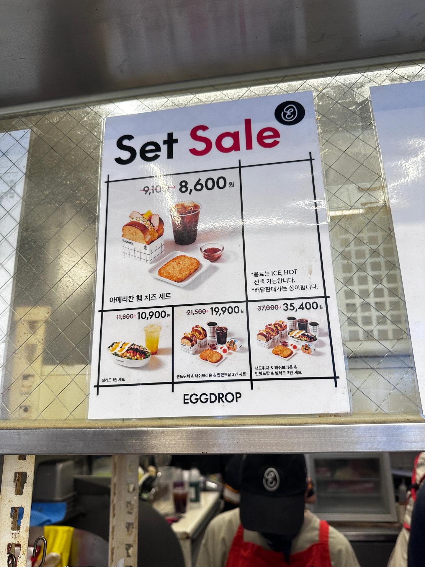 
                        「首爾早餐」全世界最美味的三明治??這次住的酒店沒有包含早餐，于是我找到了這家超火的三明治店！??早上9點就已經在外面排隊了，我們直接點了一份雙人套餐～人少的時候還能用現金支付，但后來因為訂單太多，只能通過自助點單機刷信用卡??。三明治的面包會在烤板上烤一下，香香脆脆，黃油味特別濃郁。一定要試試這款滑蛋三明治！！！入口即驚艷，太太太好吃了！雙人套餐里的另一份是美式火腿三明治，里面有菜，不過菜是冷的，口感有點奇怪，但芝士和火腿還是很美味的～建議大家單點，可以選擇自己喜歡的口味，而且一份就很大，超級頂飽！強烈推薦滑蛋三明治！！真的太好吃了！這家店應該是連鎖店～我去的是弘大店～#首爾 #首爾美食 #首爾早餐