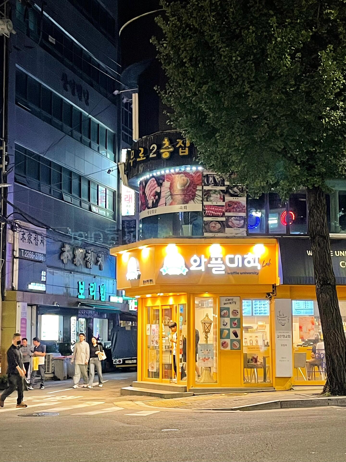 
                        首爾民宿????在明洞住進韓劇里的溫馨Airbnb中秋國慶假期來首爾玩，在明洞住到一家超溫馨的Airbnb，舒適、方便又安全，強烈推薦??????位置介紹為了購物和便捷出行，我們選擇了明洞地區的住宿。民宿位于地鐵5號線乙支路4街站附近，步行即可到達WECOSTAY民宿的公寓樓。入住感覺非常安全??地鐵5號線直達機場、東大門和明洞商圈，無論是去景點還是逛街都非常方便。住在這里，幾乎每晚都會去明洞轉一轉。??民宿體驗一進民宿，就被那種韓式風格吸引，客廳和臥室的溫馨黃色燈光、干凈清新的裝飾，仿佛走進了韓劇的場景！雖然空間不大，但設施應有盡有。廚房配備了微波爐、燒水壺和廚具，從附近便利店買些食物回來也很方便。儲物空間充足，還有一個獨立的衣帽間，對于愛美的女生來說非常友好。??周邊環境出了民宿公寓樓就是711便利店，過馬路對面就是首爾隨處可見的本地便利店nice to CU。附近還有很多咖啡店和炸雞店。民宿附近是南山，可以去南山塔看日落。走大約半公里就能到達明洞、廣藏市場、東大門設計廣場。??首爾交通攻略分享一下首爾的交通情況：??地鐵：與國內類似，站點和路線都有中文標識。我們在金浦機場買了Tmoney卡（卡費5000韓元），充值后使用，地鐵非常便宜。Tmoney卡還可以用來打車和在711便利店消費。??打車：通常我們直接在路邊招手打車。司機大多是韓國大爺，出示韓文地址即可。但打車相對較貴，3公里大約需要40多元人民幣。??Airbnb名稱：WECOSTAY Myeongdong D_3#韓國 #韓國旅行 #首爾 #首爾生活 #首爾民宿 #明洞 #發現寶藏民宿 #首爾住宿 #浪漫生活記錄者 #十一假期 #十一旅游 #十一去哪玩