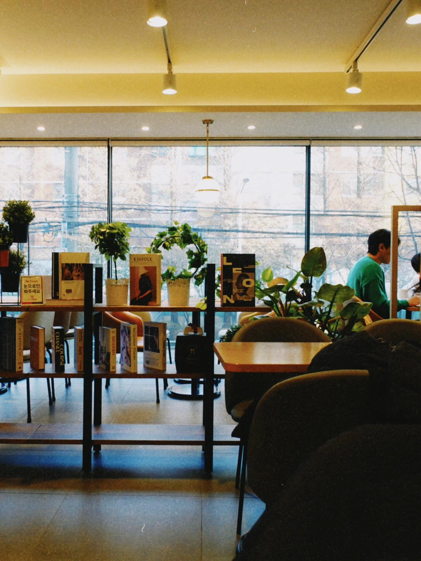 
                        [像當地人一樣生活] 仁川，A TWOSOME PLACEA TWOSOME PLACE是韓國非常有名的連鎖咖啡店品牌。1樓點咖啡，整個2樓大廳有很多帶桌子的大店，所以很多學生在咖啡廳一個人自習??。當你需要在工作之余專注于你的筆記本電腦或 iPad 一段時間時，我推薦這家位于1-2層的A TWOSOME PLACE商店??。它比附近的辦公室或共享辦公空間便宜，而且由于在大多數城市的主要地點都開設了商店，因此很容易找到??。以棕色為統一色調的店內，營造出安靜專注的良好氛圍，最重要的是，咖啡的味道比較穩定，非常好喝?。但是，在2樓天花板較高的店鋪中，聲音會產生回聲（不一定是A TWOSOME PLACE獨有的問題），因此建議佩戴耳機或具有降噪功能的頭戴式耳機??。#韓國生活 #仁川旅游 #咖啡店 #韓國咖啡廳 #atwosomeplace #twosomeplace #像當地人一樣生活 #韓國留學 #TLTL