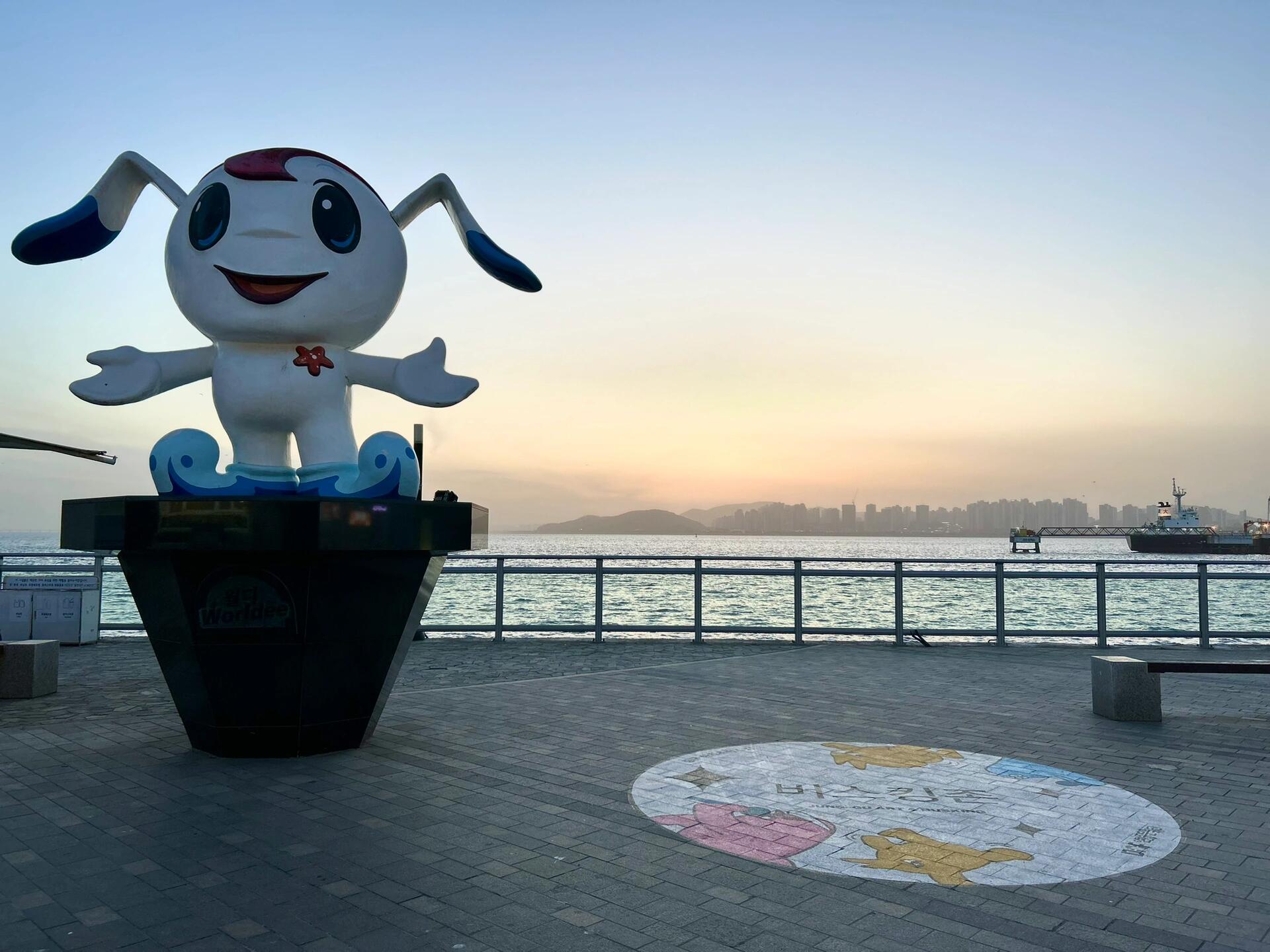 
                        月尾島好好看之前大半夜去的乙旺里海水浴場，這回下午去了月尾島。太陽落山的時候真的超級美??，貝殼自助餐也超好吃！其實吃的東西我覺得無所謂啦，主要是真的很好看??，很好拍，而且還有海鷗飛來飛去，超有感覺！#仁川月尾島 #仁川美食 #韓國旅行 #海邊風景 #日落美景