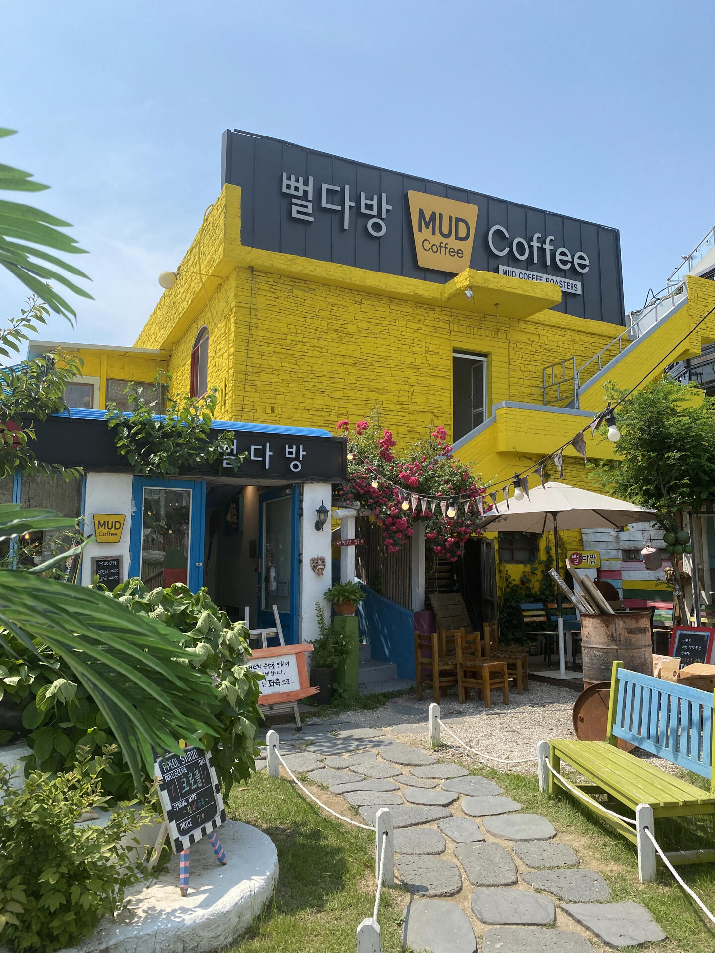 
                        仁川仙才島(???)，超美異國風情咖啡店打卡??今天帶著一家四口???????????去仁川仙才島(???)的異國風情咖啡店(???)打卡啦！一進門就被濃濃的異國風情包圍，店內的裝修和擺飾簡直讓人感覺像是出國旅游了一樣！兩個小寶貝興奮得不得了，本以為平日去人會少，結果...人還是超多的????咖啡店前面就是海邊??，隨時可以去玩水，沙灘上還有各種裝飾品，隨便拍拍拍??。不過，海水不是很干凈，只能泡泡腳，點到為止！沙灘上貝殼碎片也很多，光腳走有點困難。從我們家（坡州云景）開車過去，因為路上有點堵車，花了將近2個小時才到。如果不堵車的話，1個多小時就能到了！！總體來說，今天的行程沒有踩雷??，兩個寶貝玩得很開心，真是值得一去的好地方！地址: ?? ??? ??? ??? 55