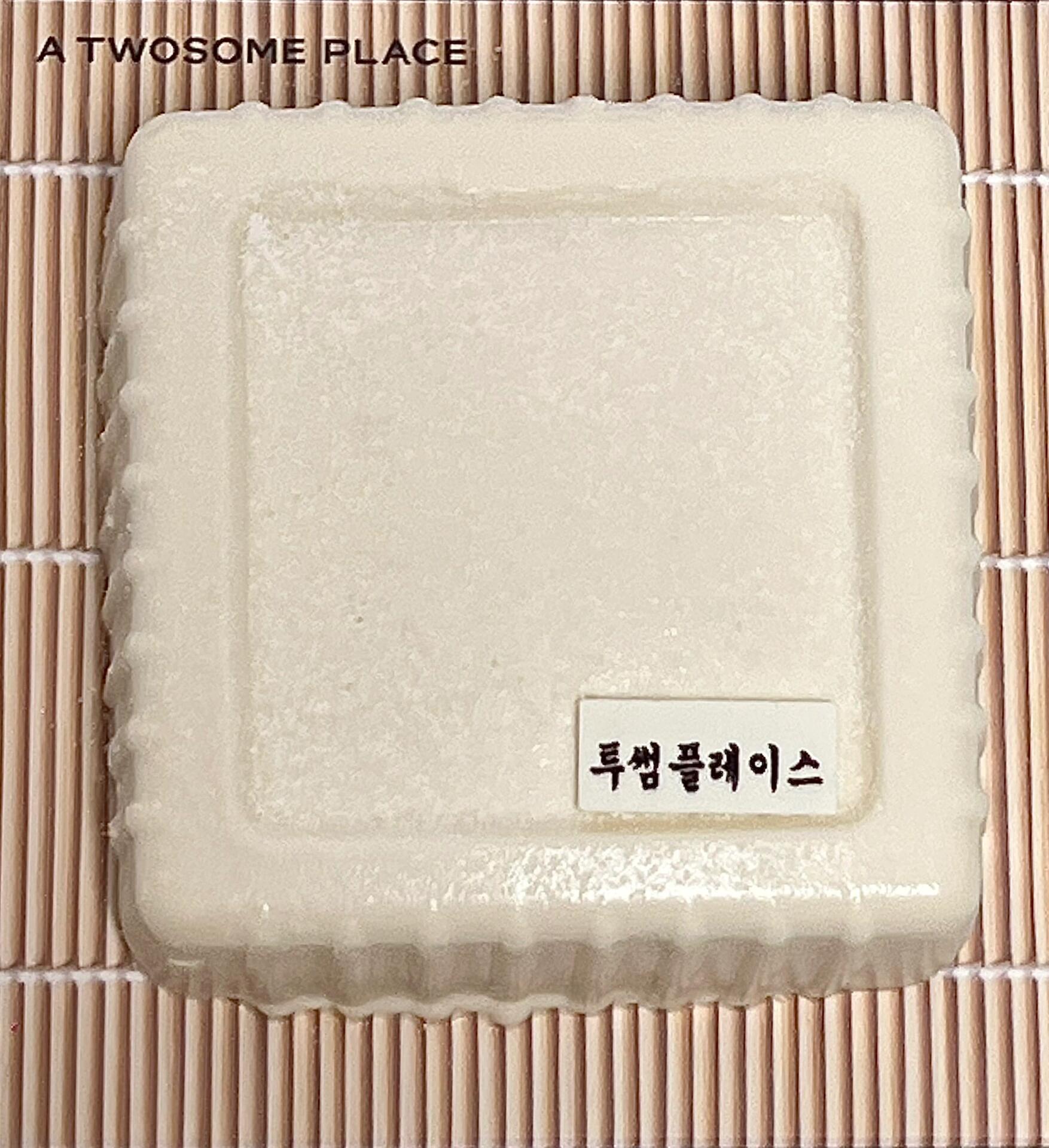 
                        ????TWOSOME新出的豆腐塊燕麥味蛋糕！！我是燕麥腦袋，看到官方新上架，我男朋友就給我買回來了??口感真的像豆腐一樣超級細膩柔軟！吃的時候有種不會長胖的錯覺??雖然是燕麥口味，但不是很甜，所以一點都不膩！還會單獨給一點蜂蜜，如果喜歡吃甜一點的，可以跟蜂蜜一起吃??只有35%的糖類，整塊蛋糕是475卡路里??一塊是??6500韓幣??不是每個賣場都有賣的，去之前要提前打電話問一下是否有這個?? ??。我們是在???買到的??燕麥腦袋們快沖吧！！#留學韓國 #韓國留學生 #燕麥蛋糕 #韓國美食探店 #韓國美食推薦 #韓國蛋糕 #韓國咖啡廳