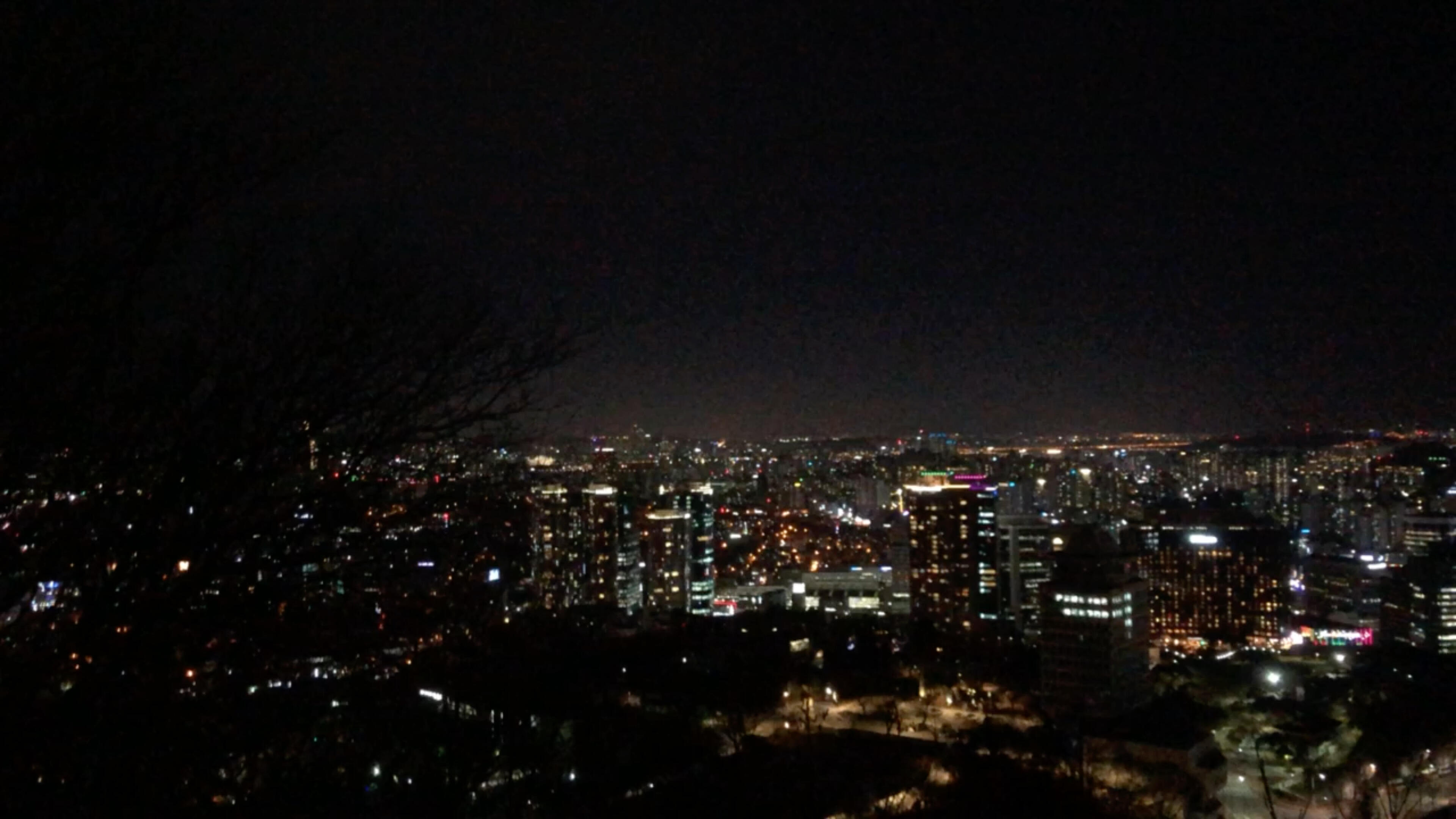 
                        南山塔夜游攻略?徒步南山半山腰的眺望臺，感受首爾夜景的絕佳地點！?? 12月的冬天，寒風凜冽，手都被吹得發抖…?? 但美景值得一切！#韓國 #首爾 #南山塔 #夜景 #冬季旅游