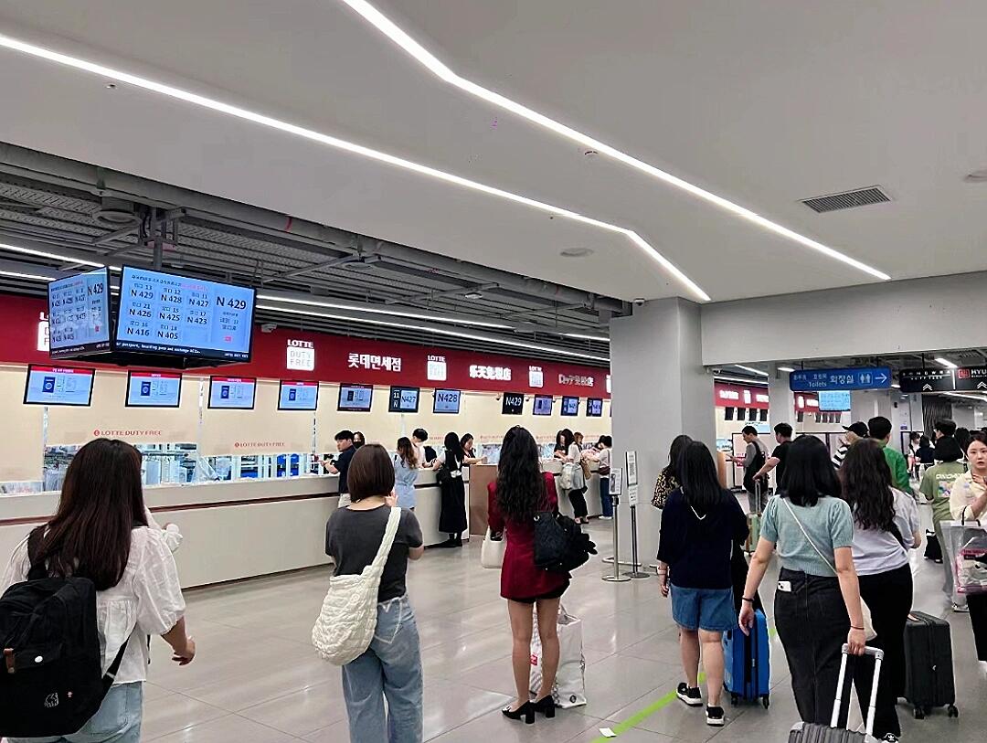 
                        韓國?仁川機場提貨攻略｜錯過就趕不上飛機口罩??三年，韓國????托運流程都變啦~??近期人超多至少提前3.4個小時來！給自己預留多些時間！不然很容易沒有足夠時間退稅和提貨???????????托運流程：到了機場找到自己航班的值機柜臺，在柜臺旁邊打印登機牌。打印完登機牌后，去旁邊掃碼海關入境的二維碼，填寫完信息出來二維碼后截圖才能去排隊托運。韓國這點就很不人性化，那么多人排隊等著托運，就不能一邊排隊一邊填信息嗎？國內都是一邊排隊一邊填。抗議也沒用，工作人員態度也不好。??????????提貨流程/位置：值機/辦理托運：提前來排隊值機，避免值機排隊太久…這樣就有可能來不及提貨。安檢: 安檢口離提貨口不遠。出境審查: 只要18歲以上都可以走自主審查通道，掃護照按一下指紋就通過了。取貨位置：樂天、新羅、新羅愛寶客、新世界、現代這五個免稅店的提貨點現在都在45號這里，上去后先取號再進里面窗口提貨，否則工作人員不給辦（憑護照和機票提貨）。??????????????避坑Tips：取貨時先在機器上掃描護照取號，叫號提貨。4個免稅店現在都在一起分為四個柜臺，樂天柜臺的人最多！提貨處在小火車之前，千萬別坐小火車去登機口了，否則有去無回，只能空手上飛機了。如果很不幸你已經坐了小火車還沒提貨，只有樂天免稅店能勉強給你送，打電話讓他們送就行（但不是100%同意送）。掛返點會送免費往返接送大巴！！！這個羊毛記得薅。#韓國 #韓國旅游 #韓國仁川機場 #仁川機場 #韓國購物 #機場退稅 #韓國機場 #免稅 #韓國免稅店 #韓國機場提貨