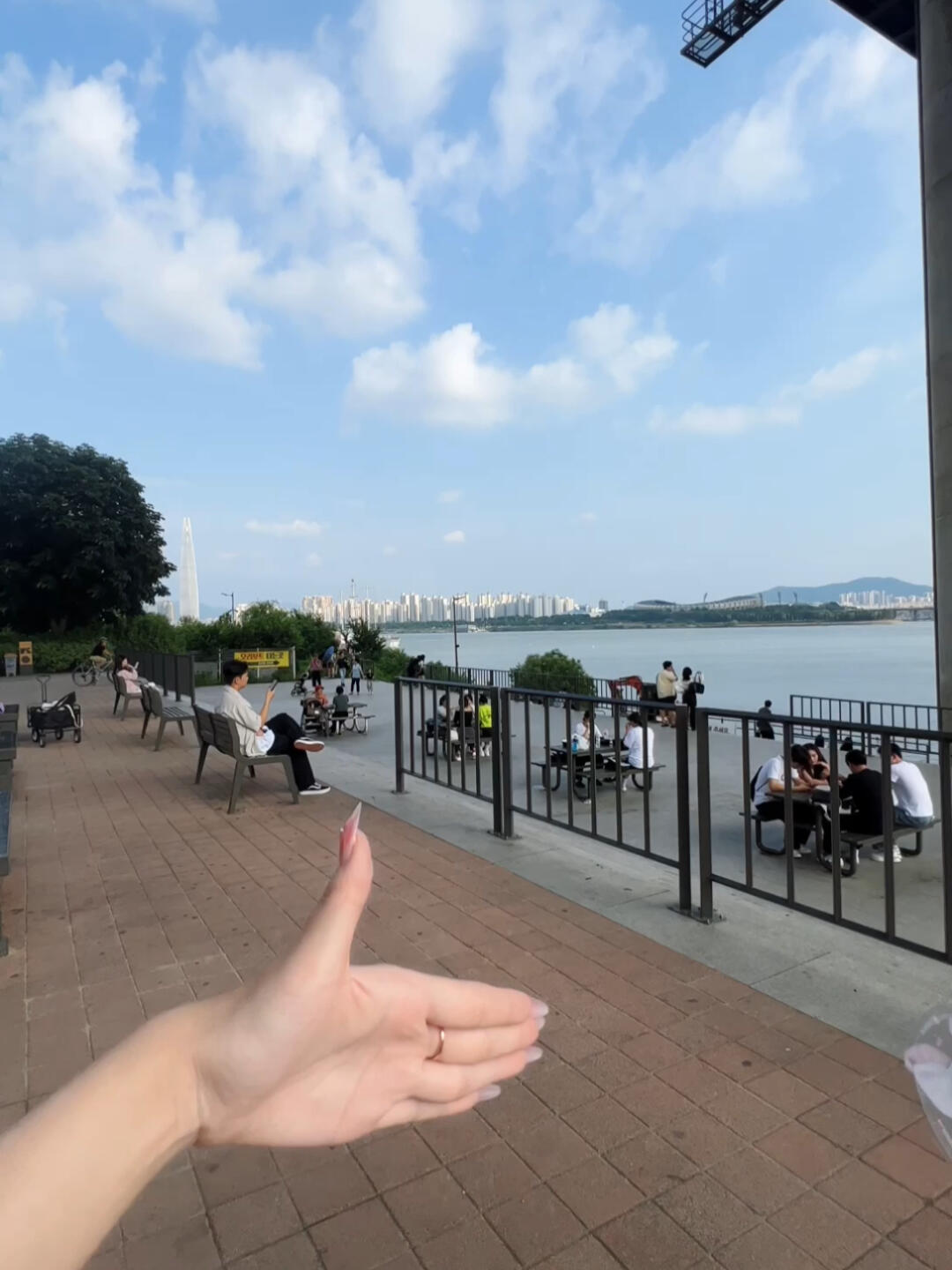 
                        7pm ? 感受豪雨激動快樂！打卡豪雨??很難不懷疑次粉的精神狀態哈哈哈哈哈哈哈哈！剪輯師真的好牛??#SEVENTEEN #首爾漢江 #李知勛 #HOSHI