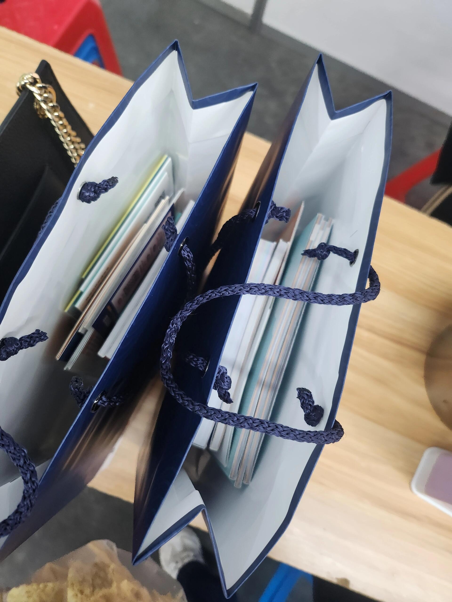 
                        濟州島自由行薅羊毛攻略第一彈韓國旅游發展局沈陽辦事處寄來的兩大袋資料??最讓人心動的是三張公交卡??還有這些針對自由行的紙質資料，等我回家慢慢看??可以在網上申請，選擇自取或快遞。我個人感覺，自取的資料會更多哦??#韓國 #韓國自由行 #濟州島 #濟州島 #韓國旅行 #韓國旅游攻略