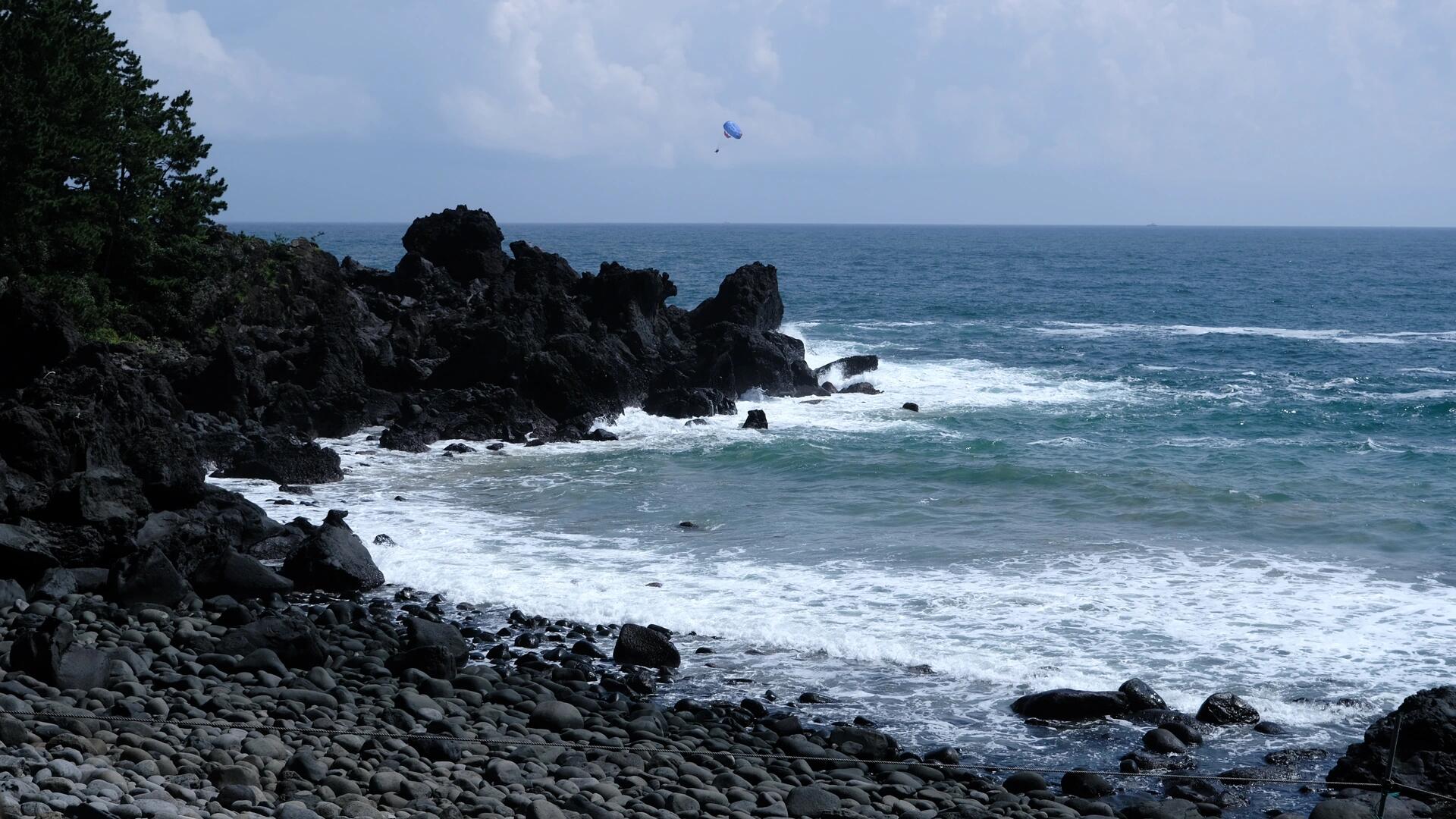 
                        東方冰島????濟州島之柱狀節理帶+獨立巖實物比圖片壯觀很多。注意防蚊！??#濟州島 #柱狀節理帶 #獨立巖 #西歸浦 #韓國 #冰島風情